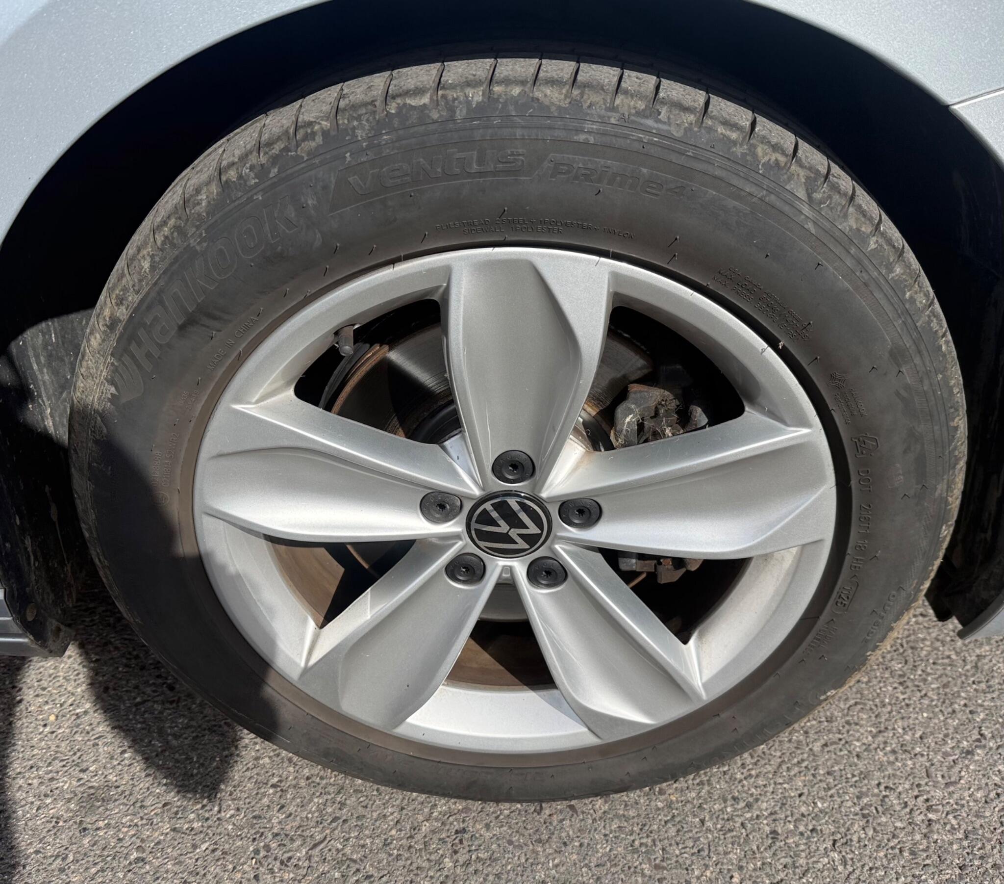Volkswagen Passat view 11
