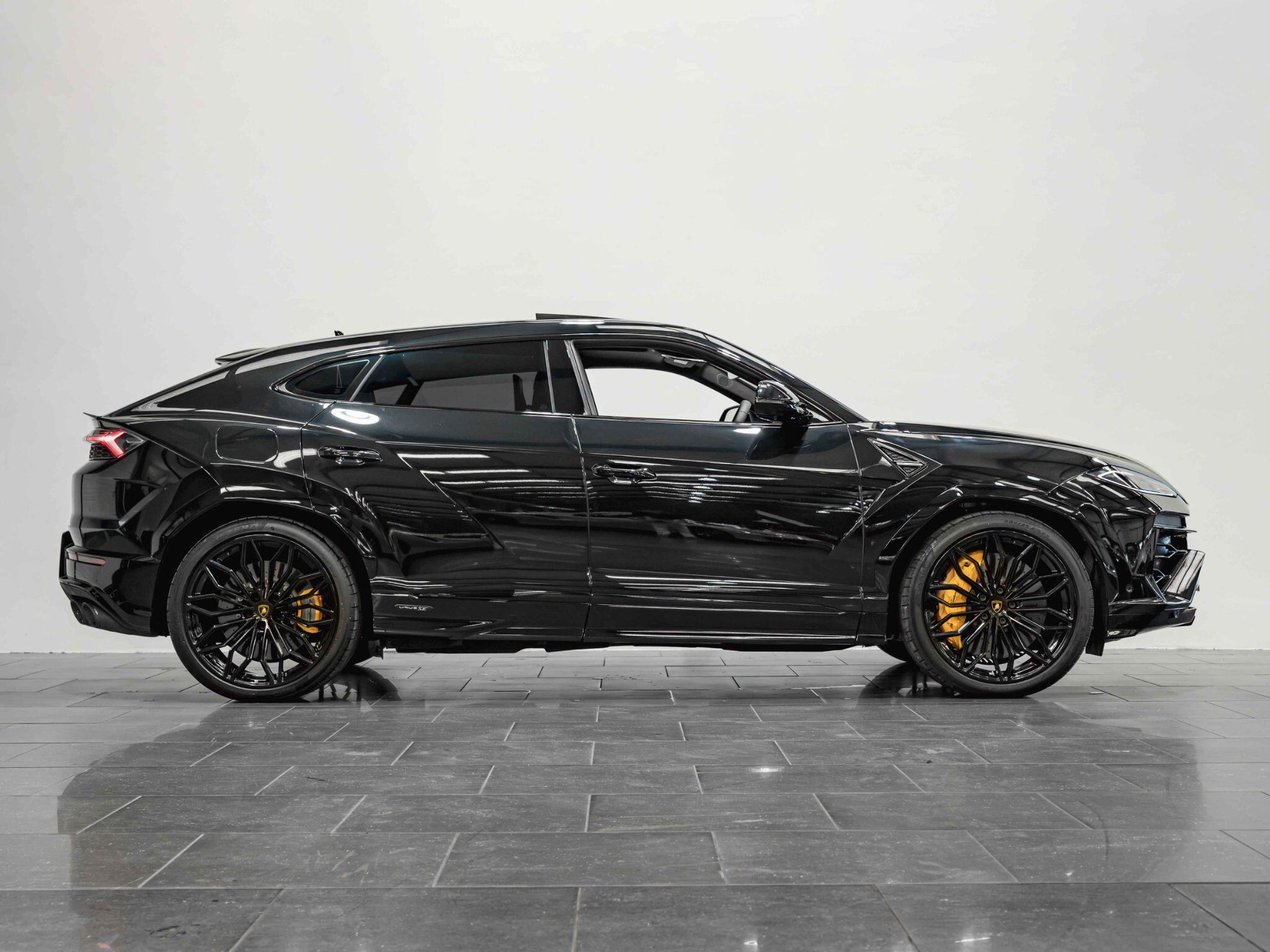 Lamborghini Urus view 6