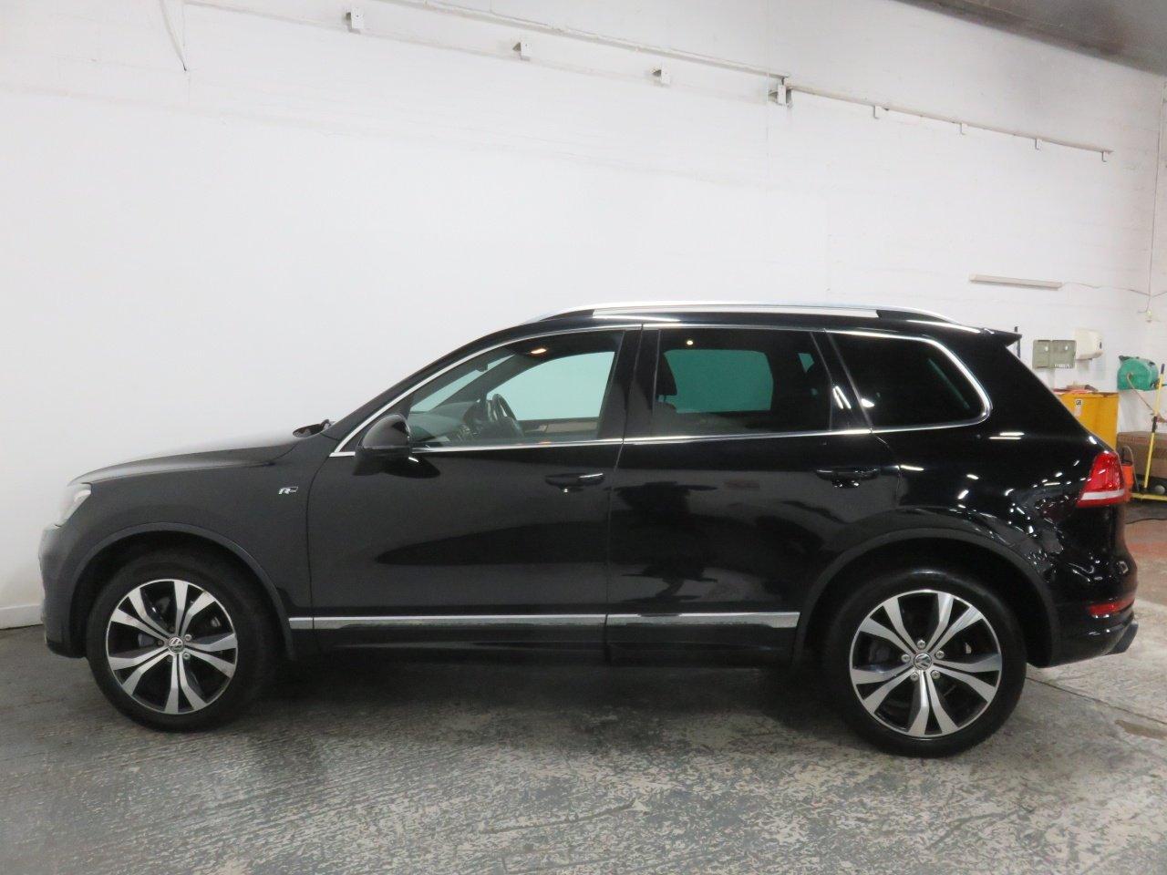 Volkswagen Touareg view 10
