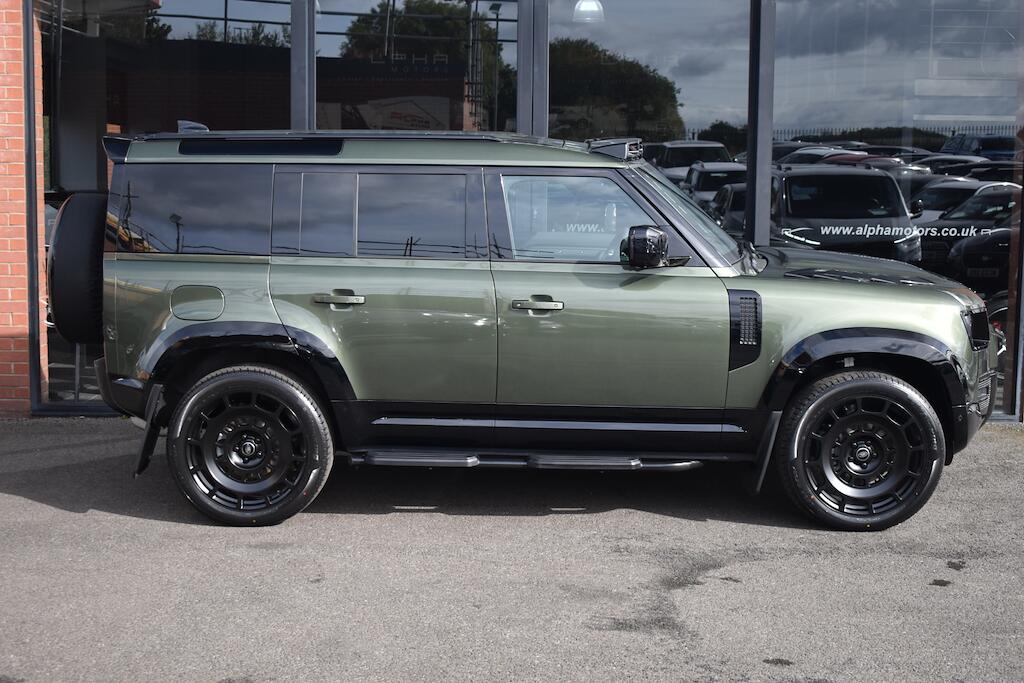Land Rover Defender 110 view 13
