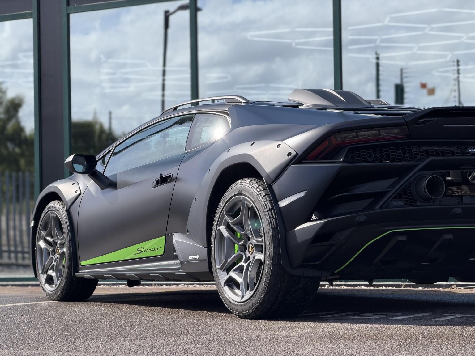 Lamborghini Huracan view 32