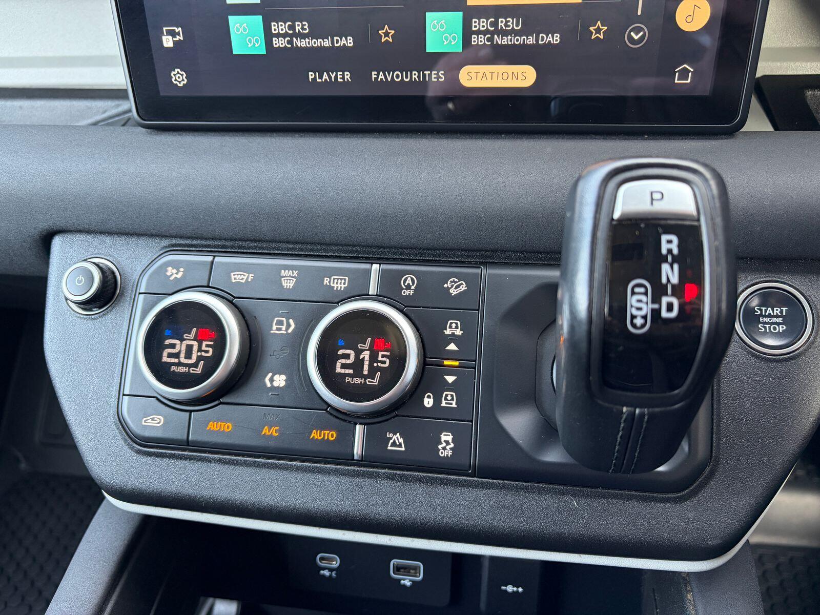 Land Rover Defender view 32