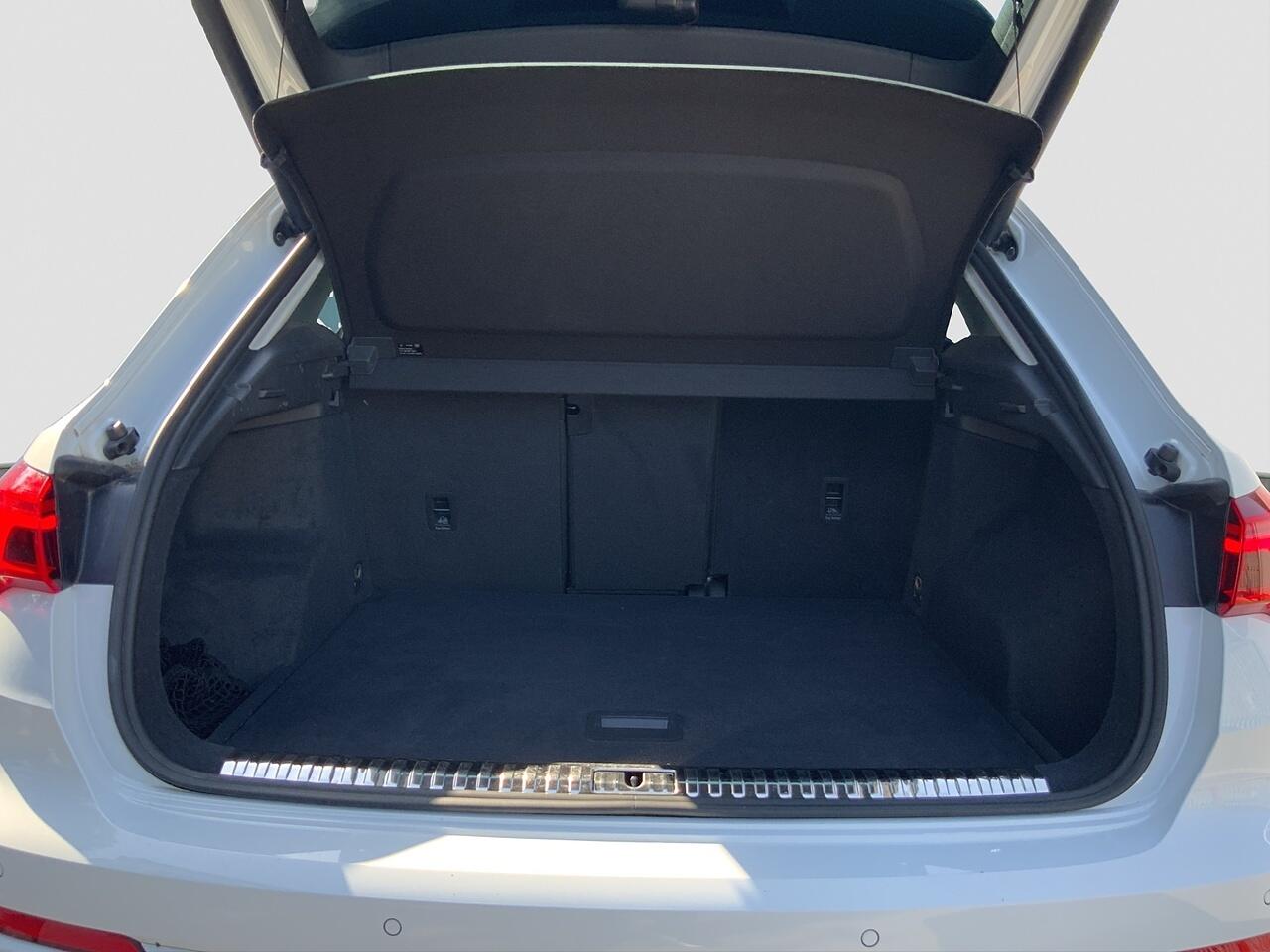 Audi Q3 view 18