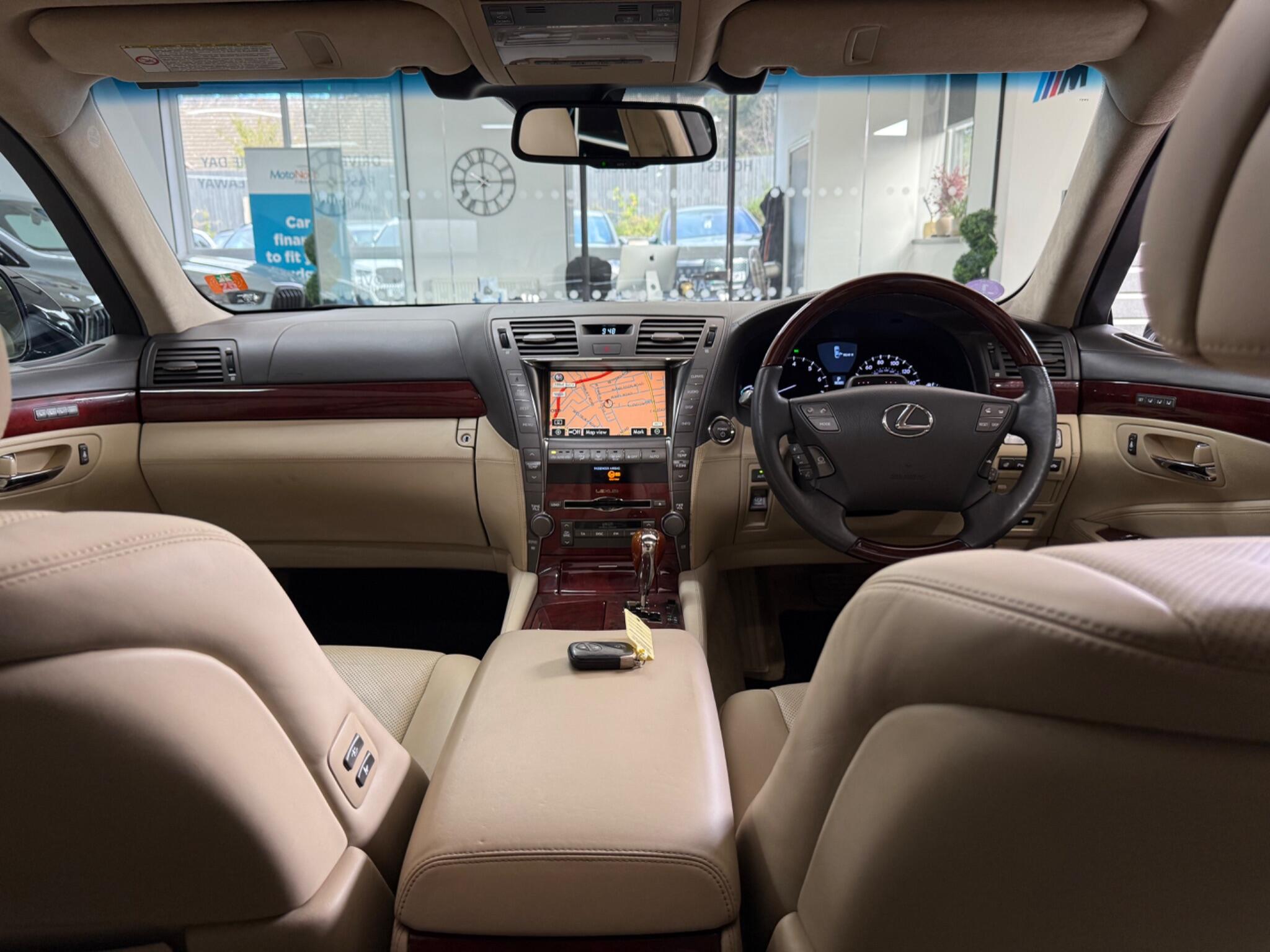 Lexus LS view 7