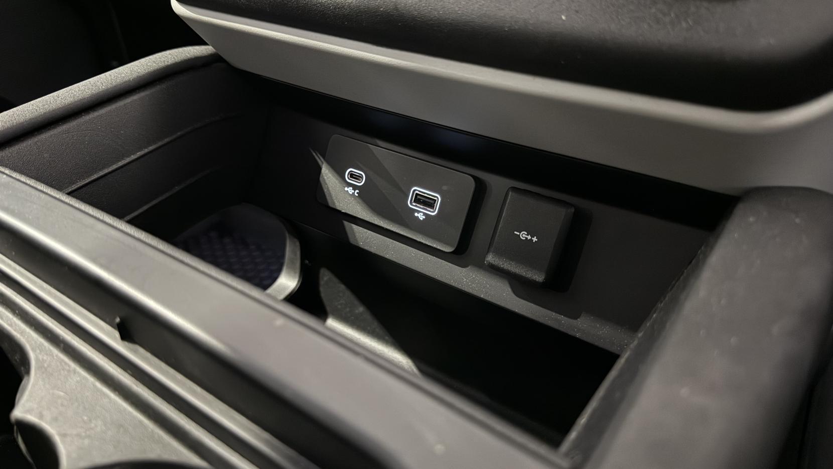 Land Rover Defender view 24