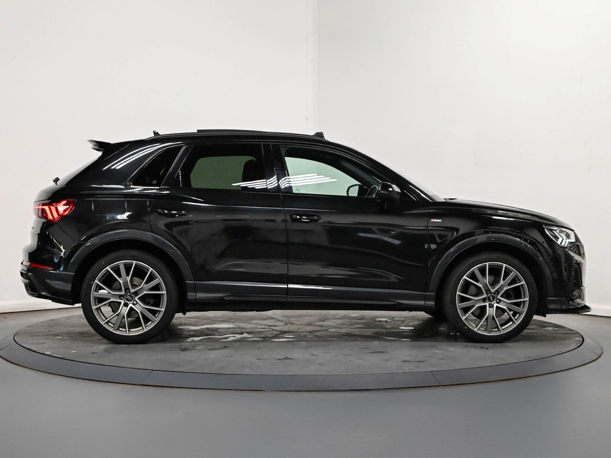 Audi Q3 view 26