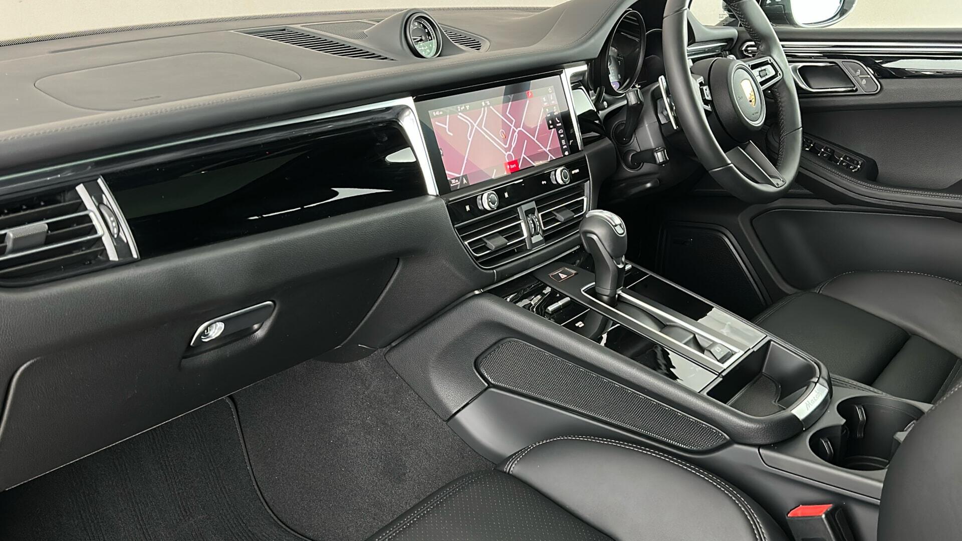 Porsche Macan view 15