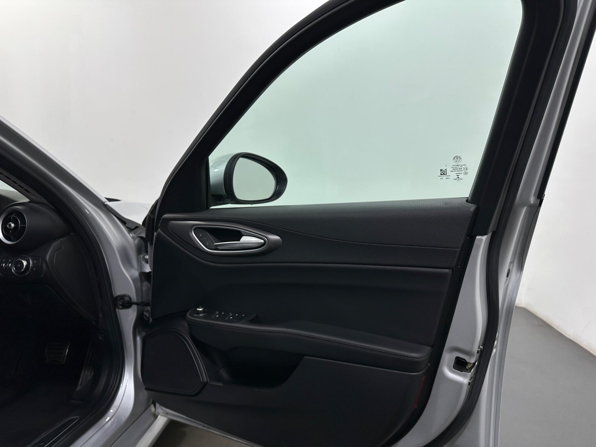 Alfa Romeo Giulia view 32