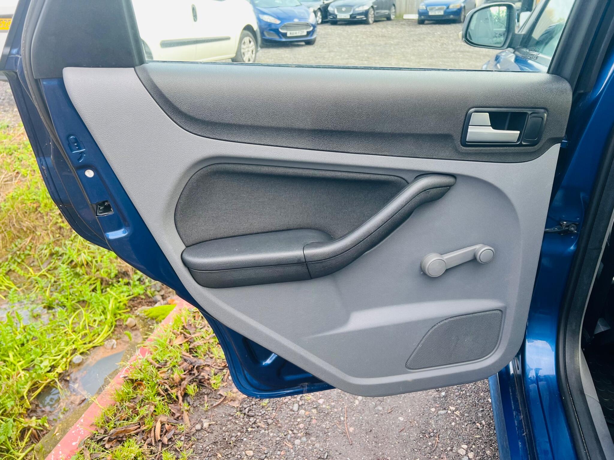 2009 Ford Focus image 11