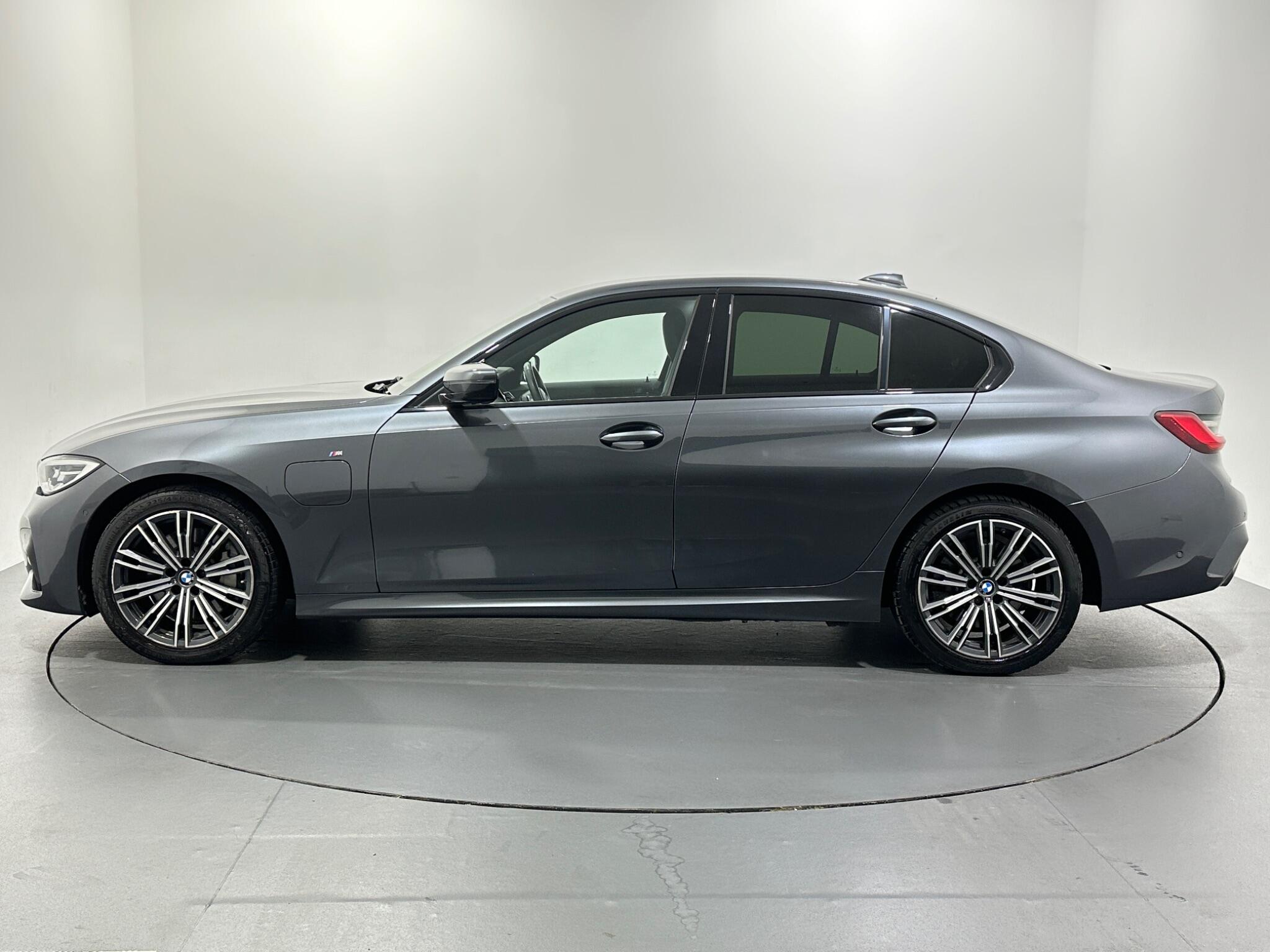 BMW 3 Series view 5