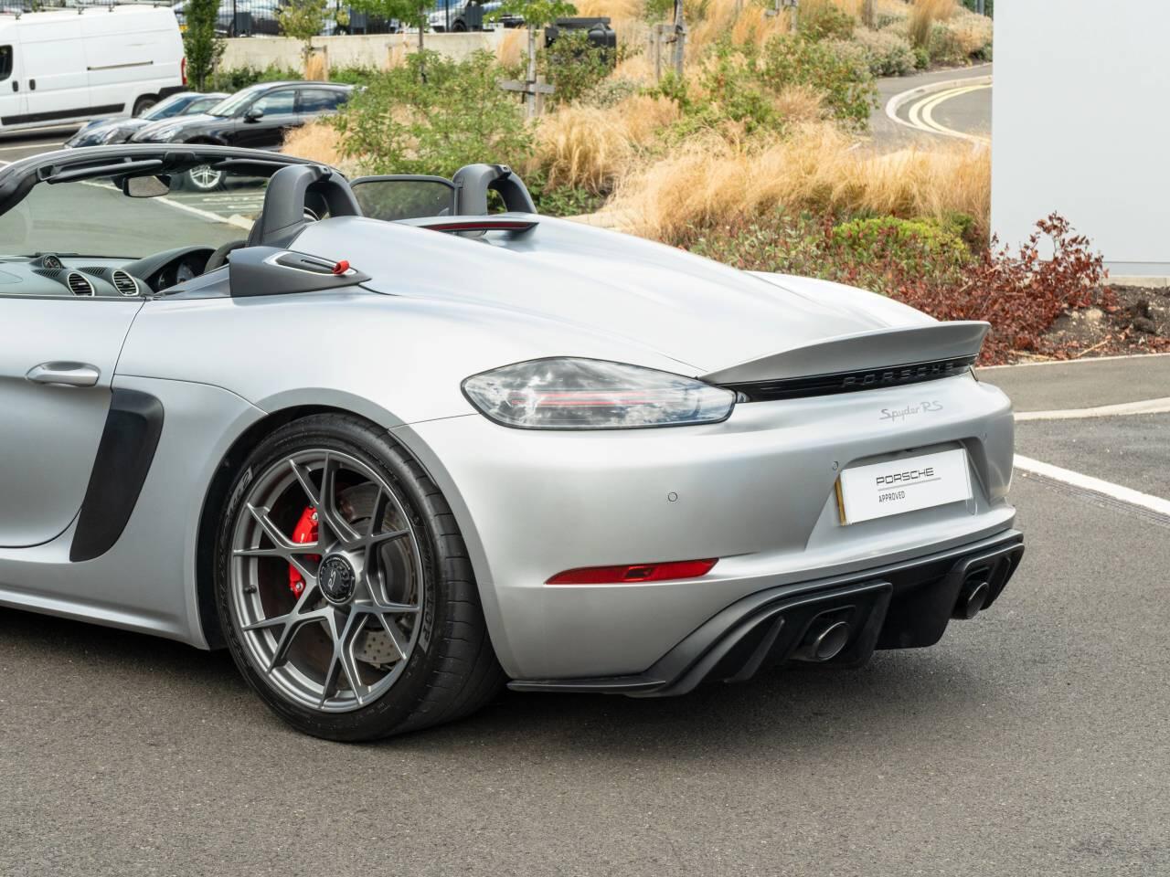 Porsche 718 Spyder view 8