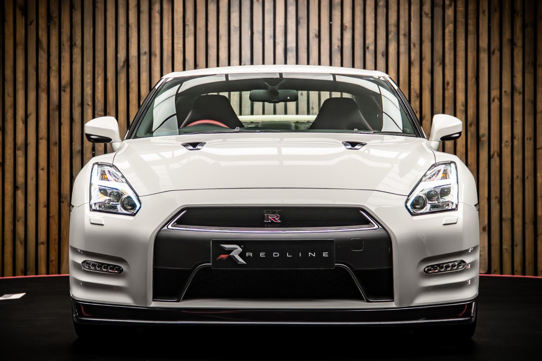 Nissan GT-R view 5