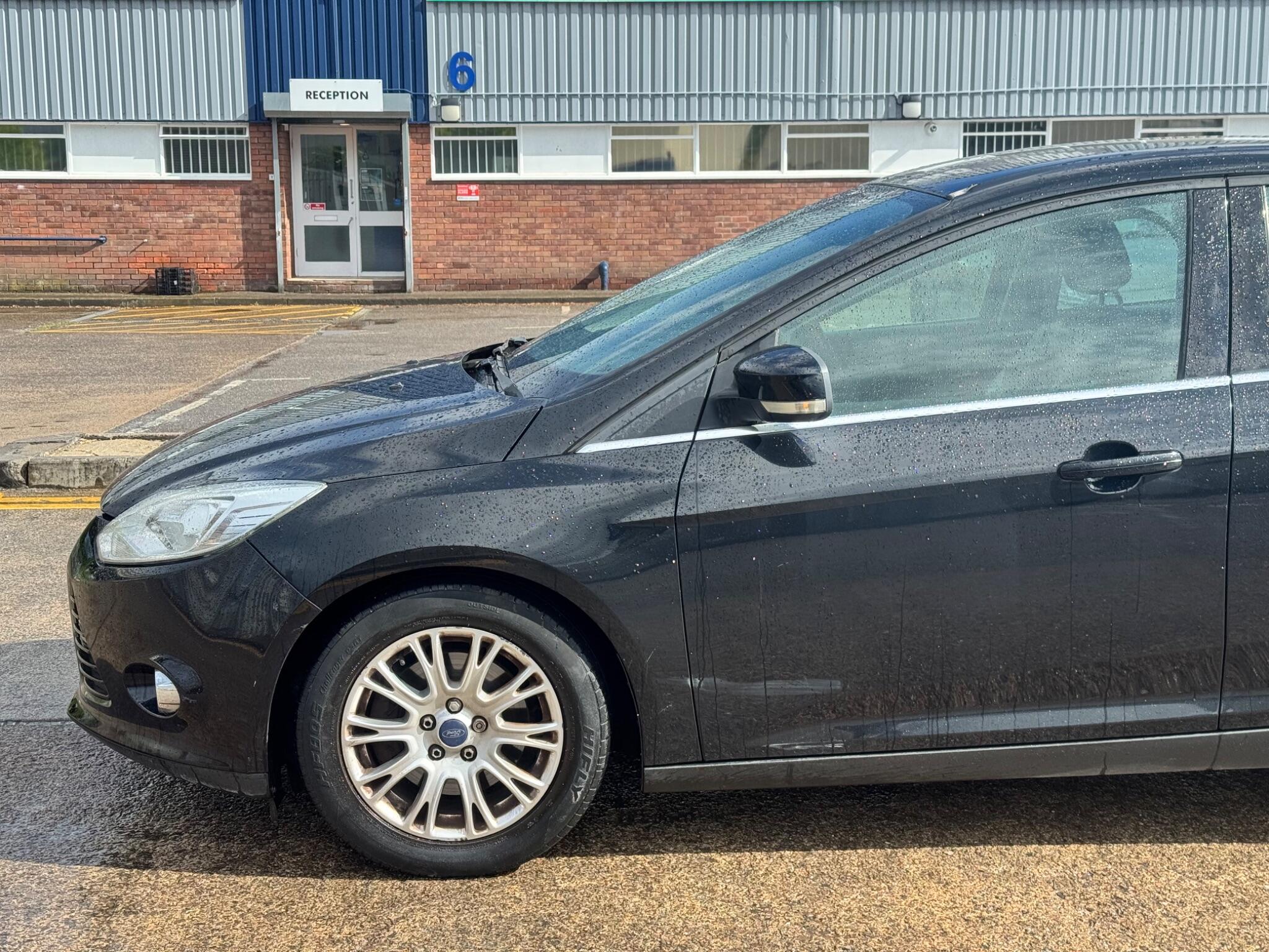 Ford Focus view 9