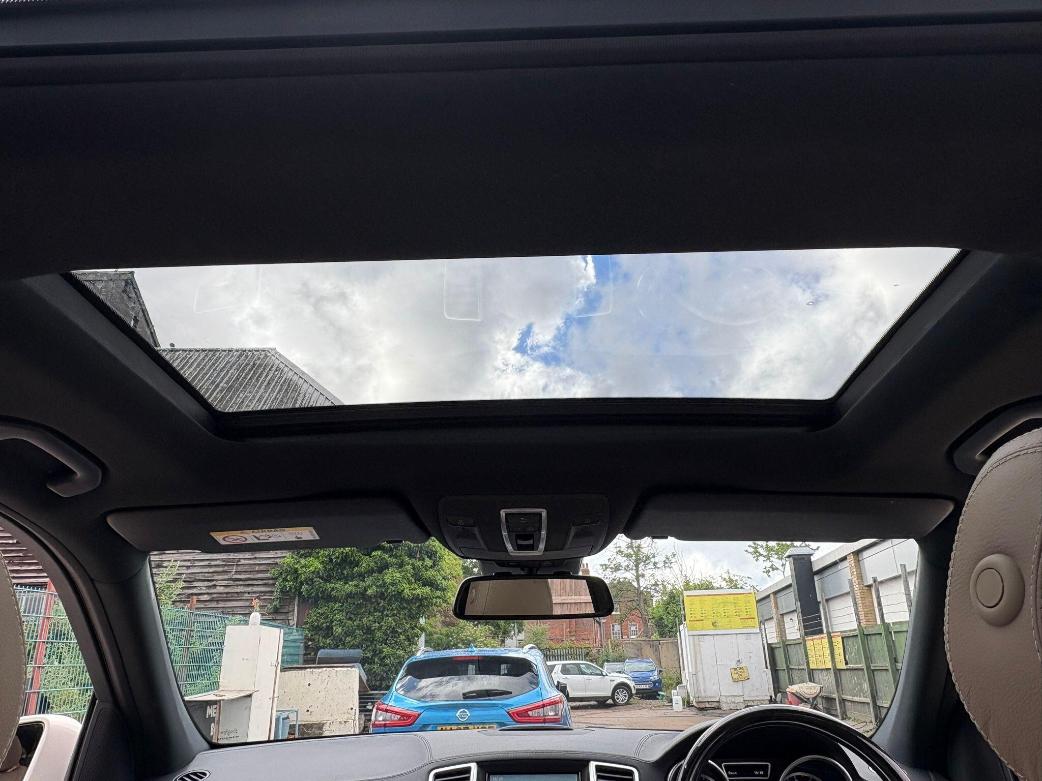 Mercedes-Benz M-Class view 28