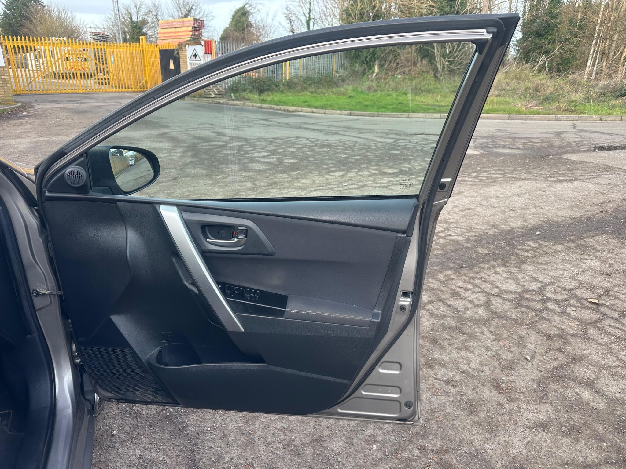2014 Toyota Auris image 29