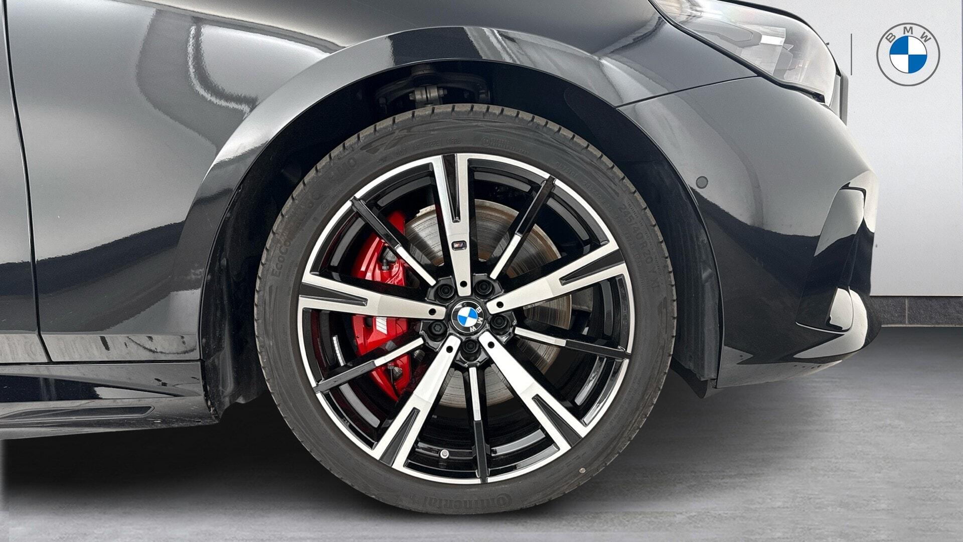 BMW 5 Series view 14