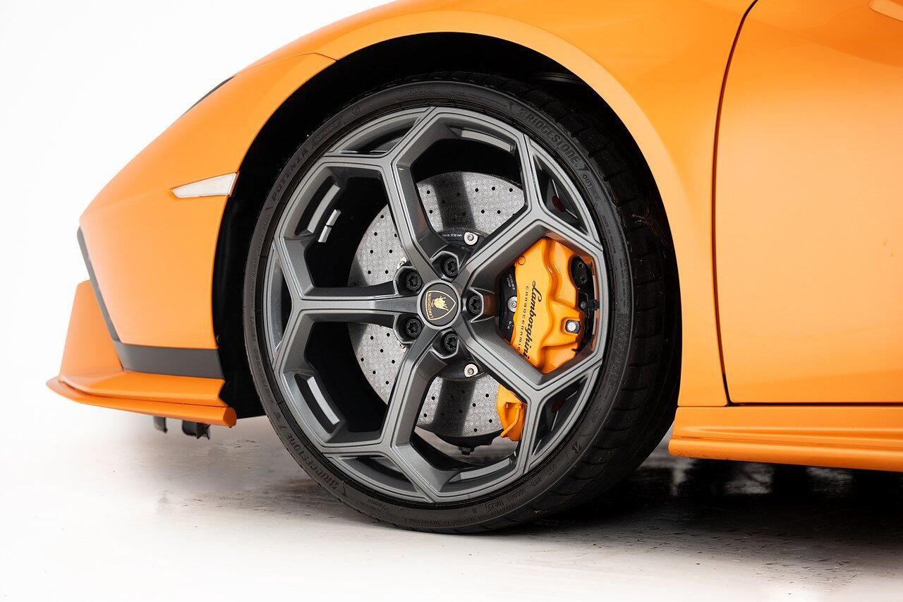 Lamborghini Huracan view 29