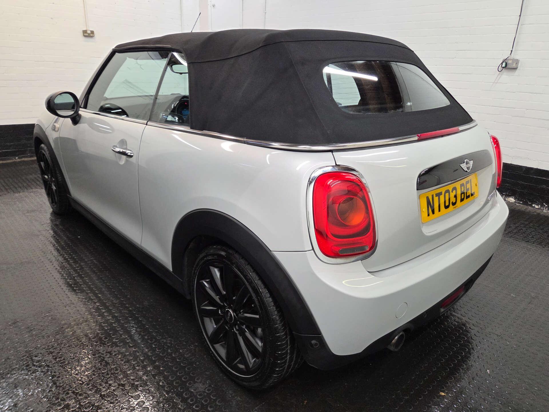 Mini Convertible view 36