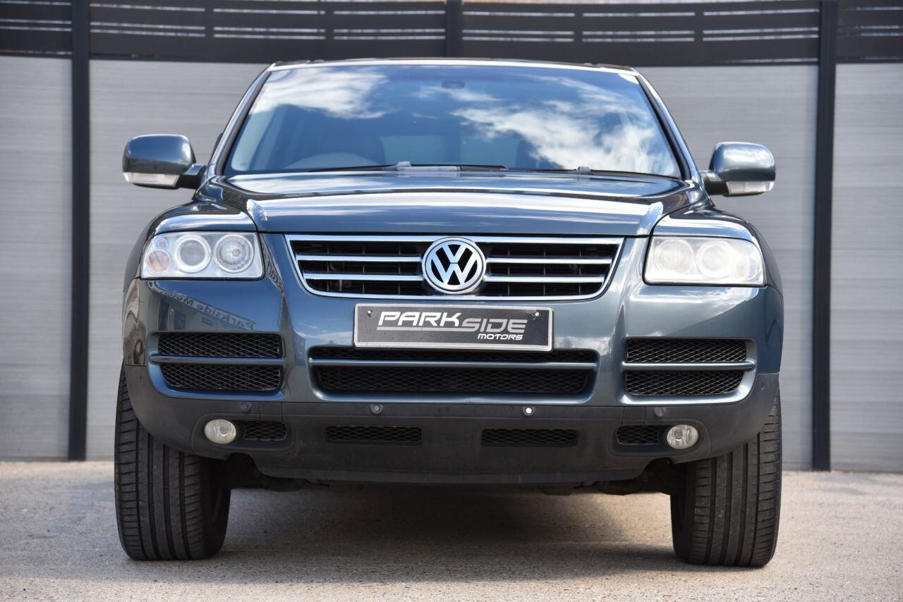 Volkswagen Touareg view 4