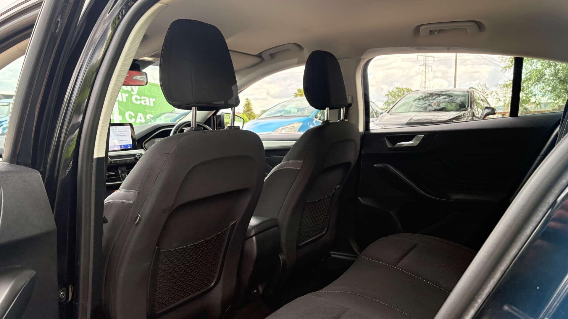 Ford Focus view 12