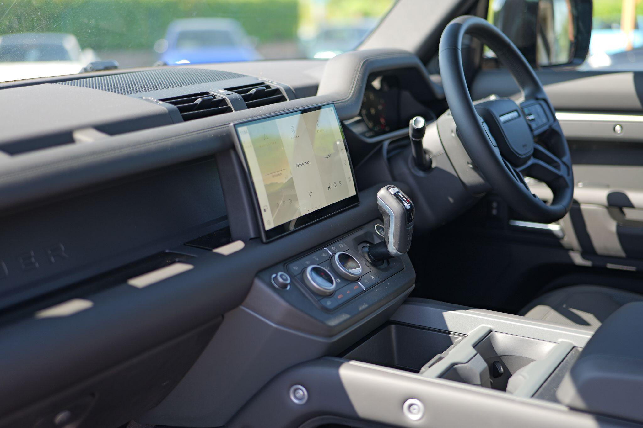 Land Rover Defender 110 view 18