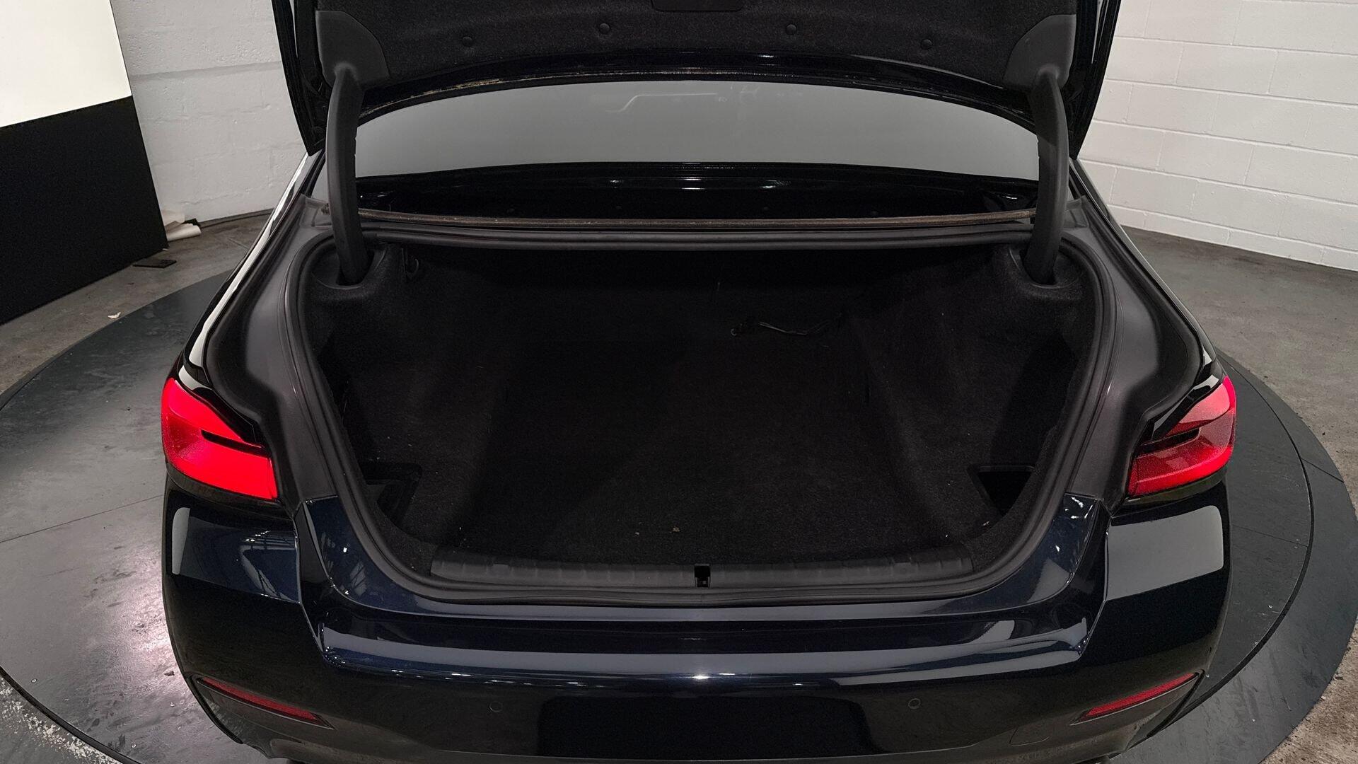 BMW 5 Series view 13