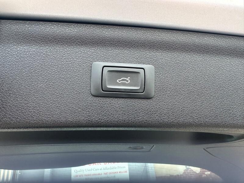 Audi Q3 view 32