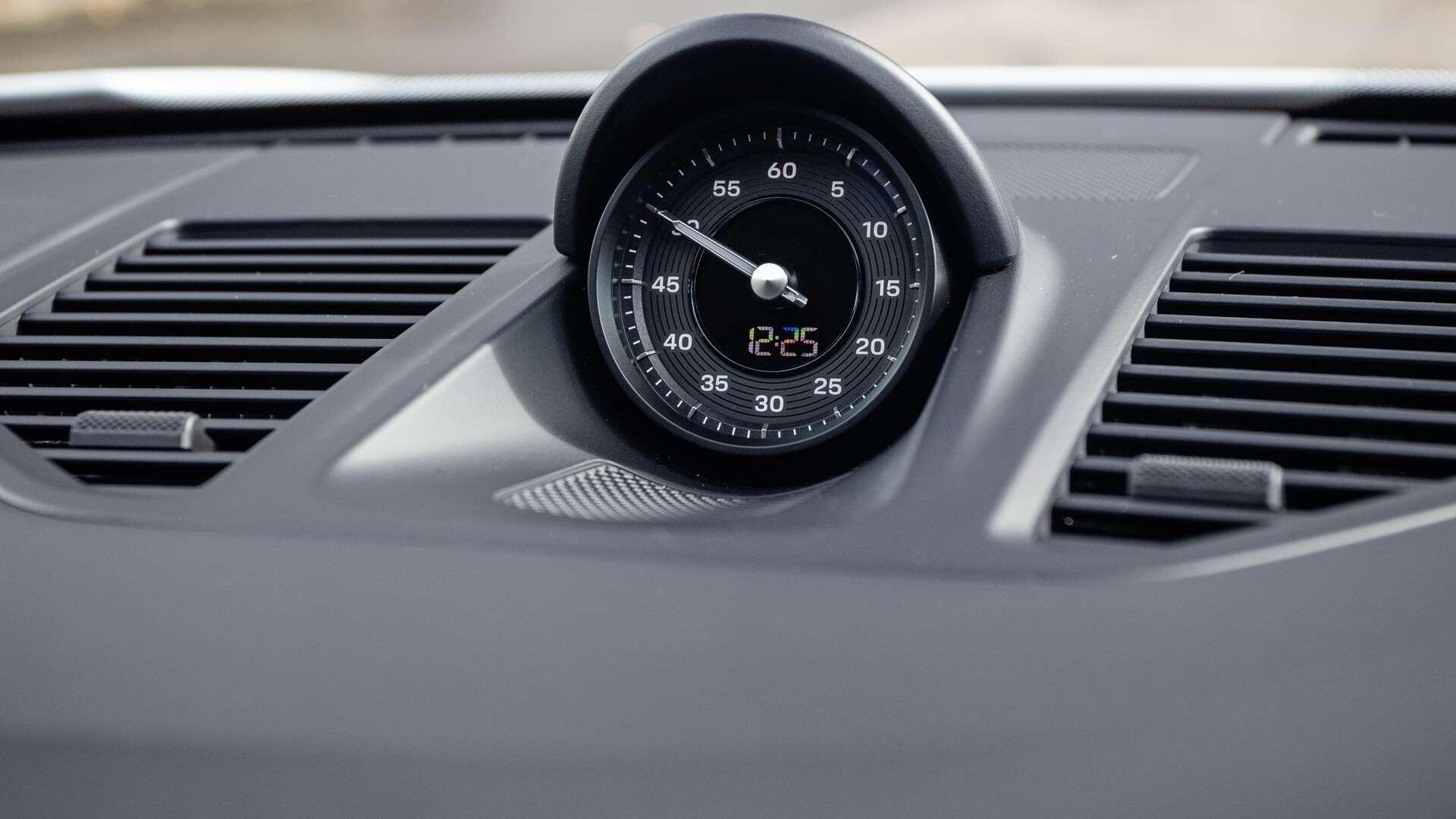 Porsche 911 view 17