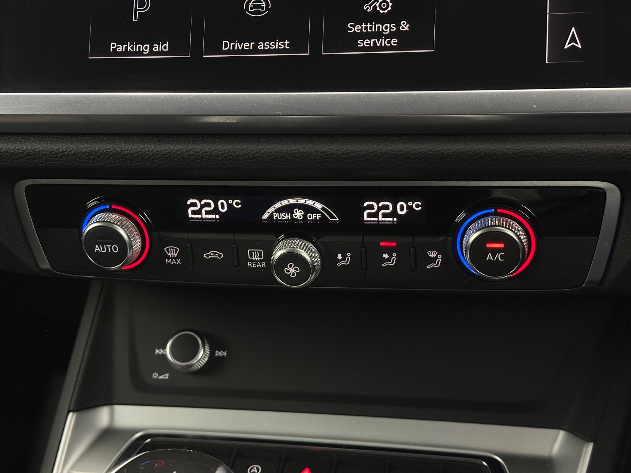 Audi Q3 view 21