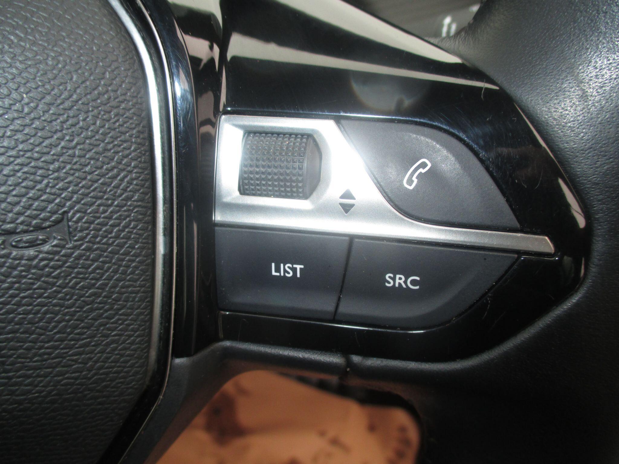 Peugeot 208 view 35