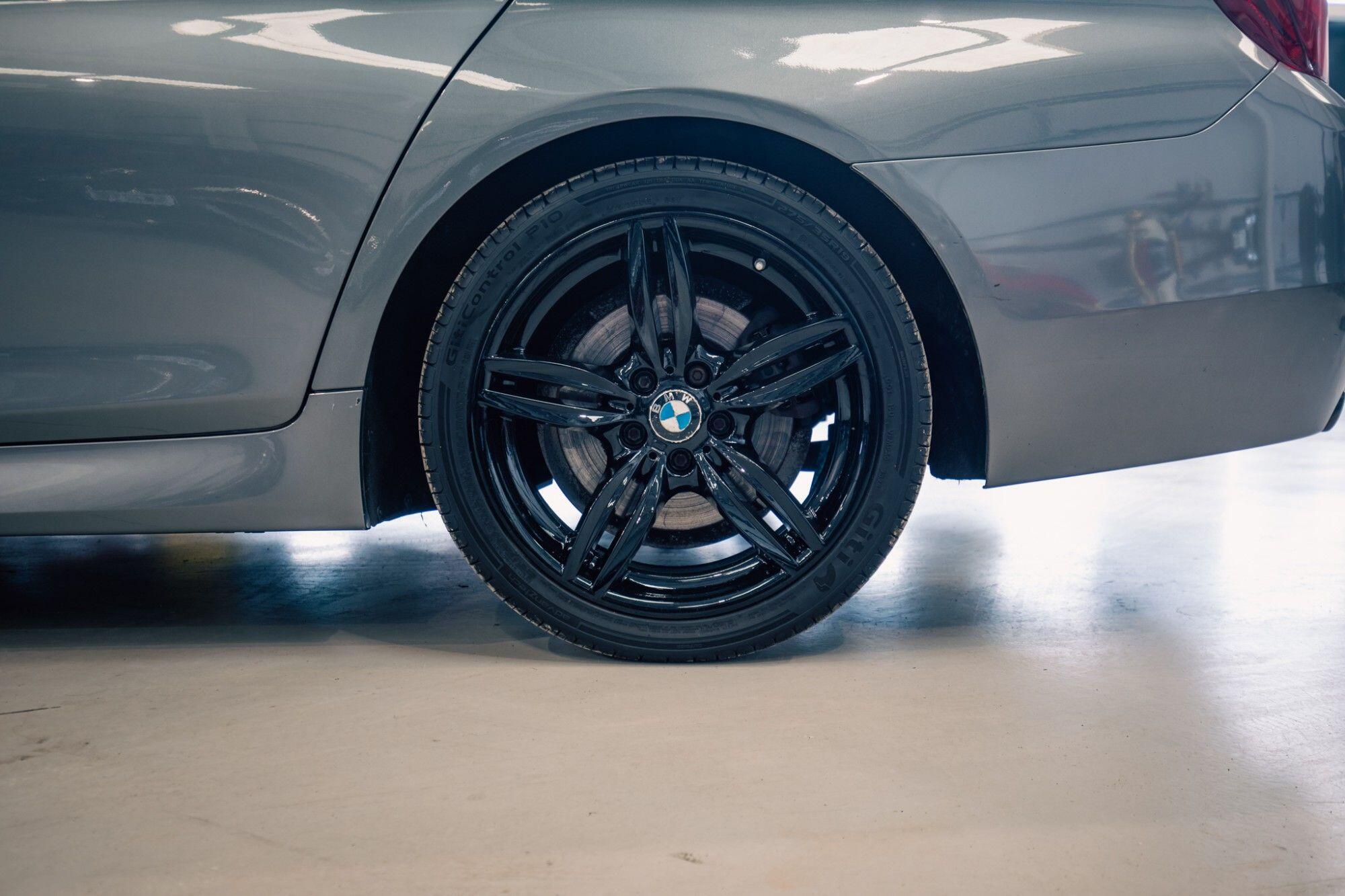 BMW 5 Series view 6