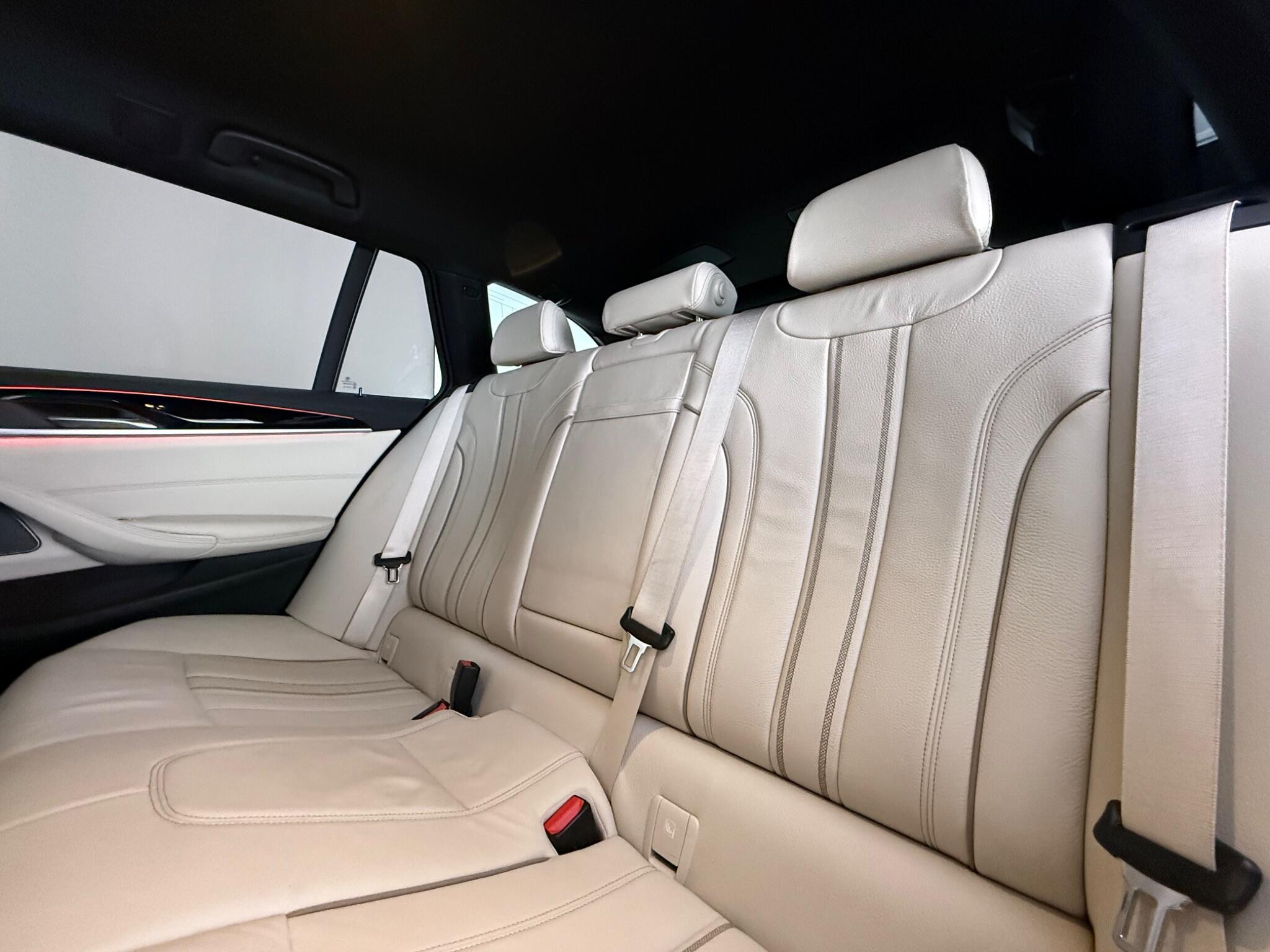 BMW 5 Series view 33