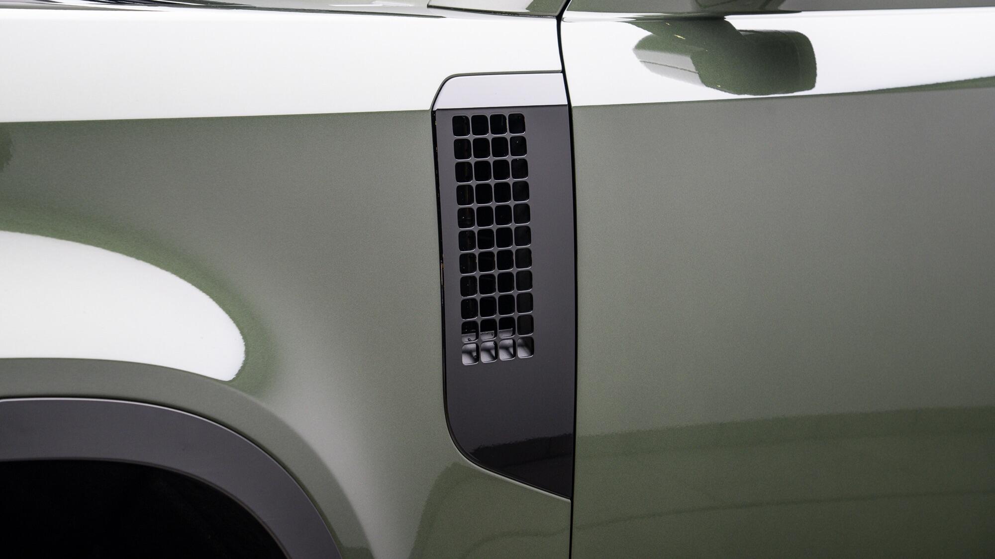 Land Rover Defender 110 view 30