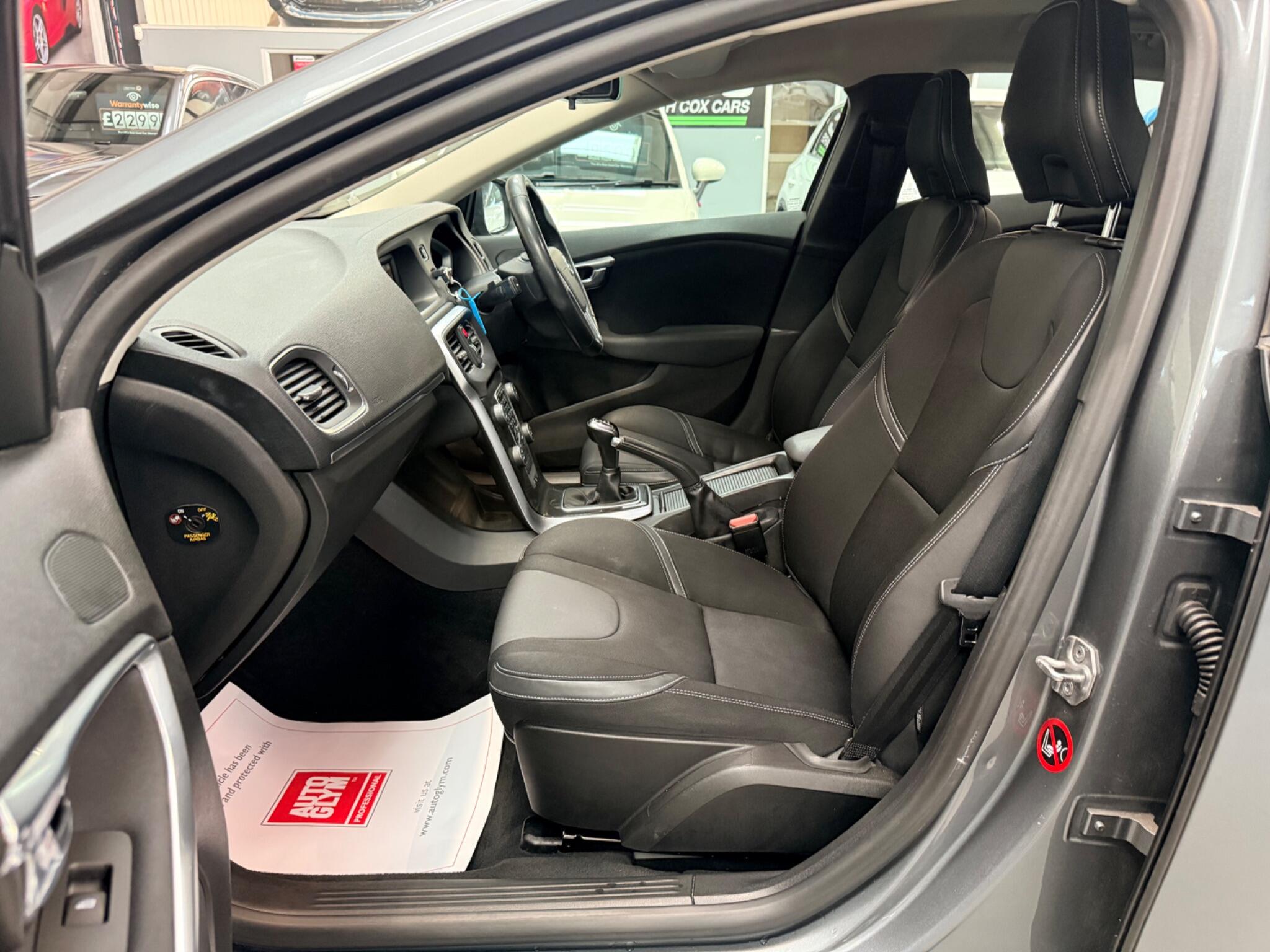 Volvo V40 view 4