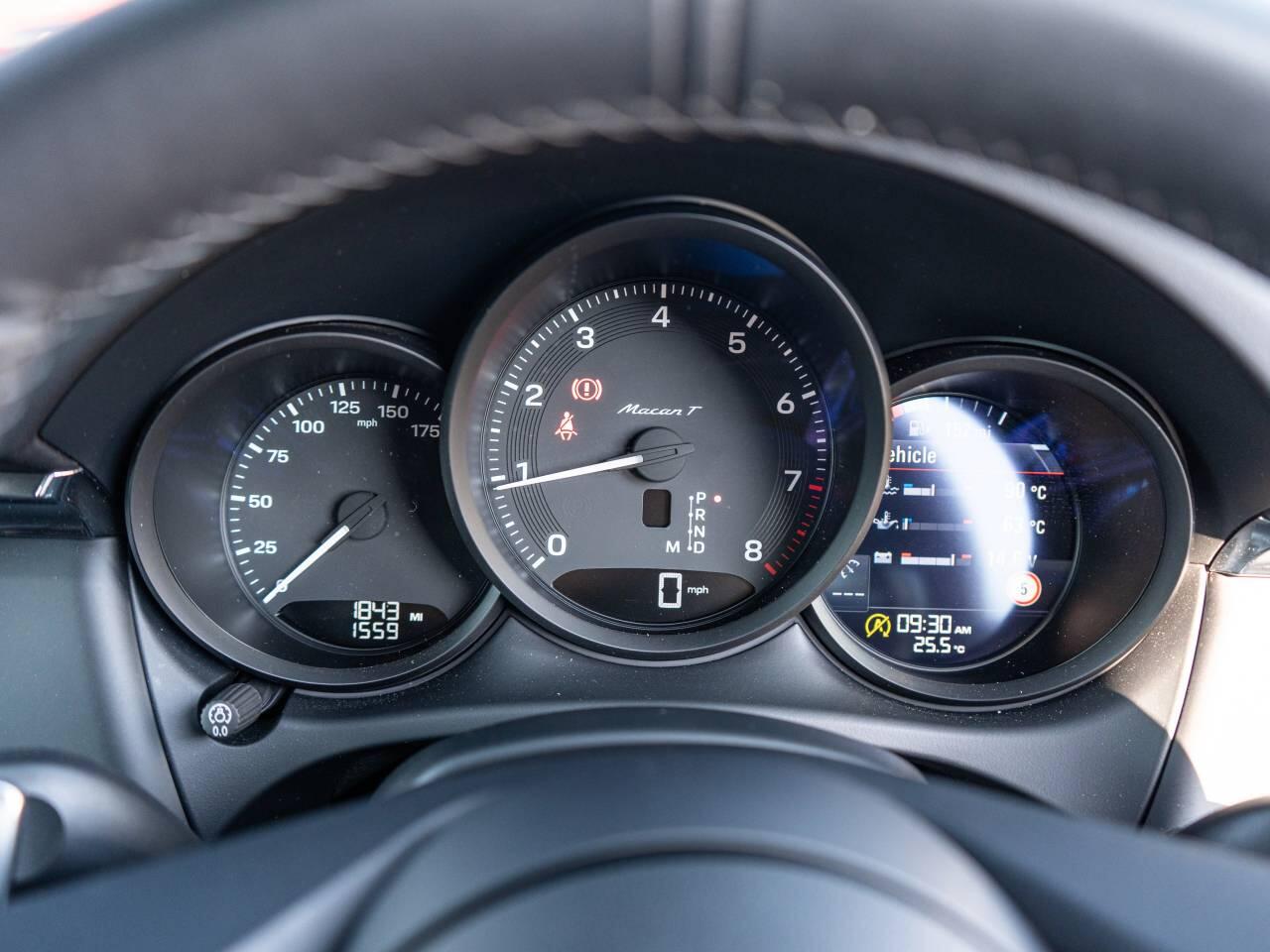 Porsche Macan view 23
