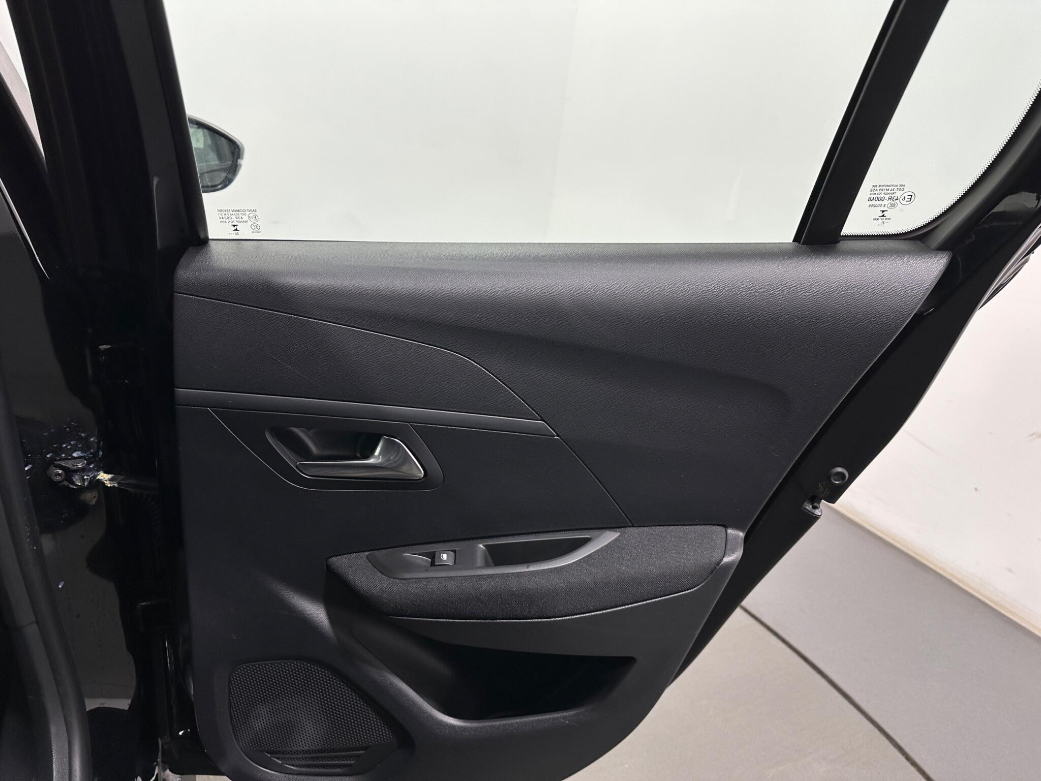 Peugeot 208 view 40