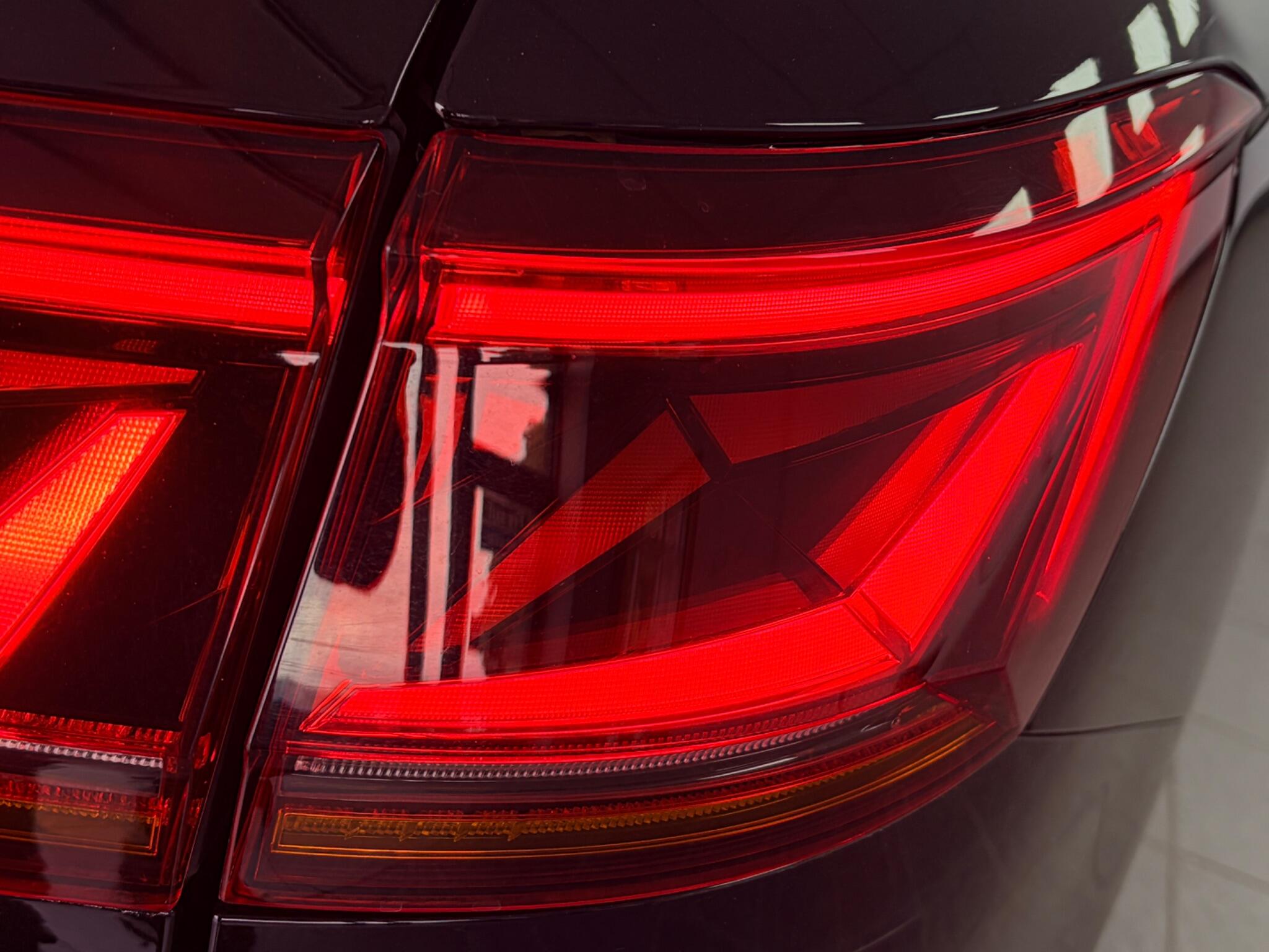 Volkswagen Touareg view 34