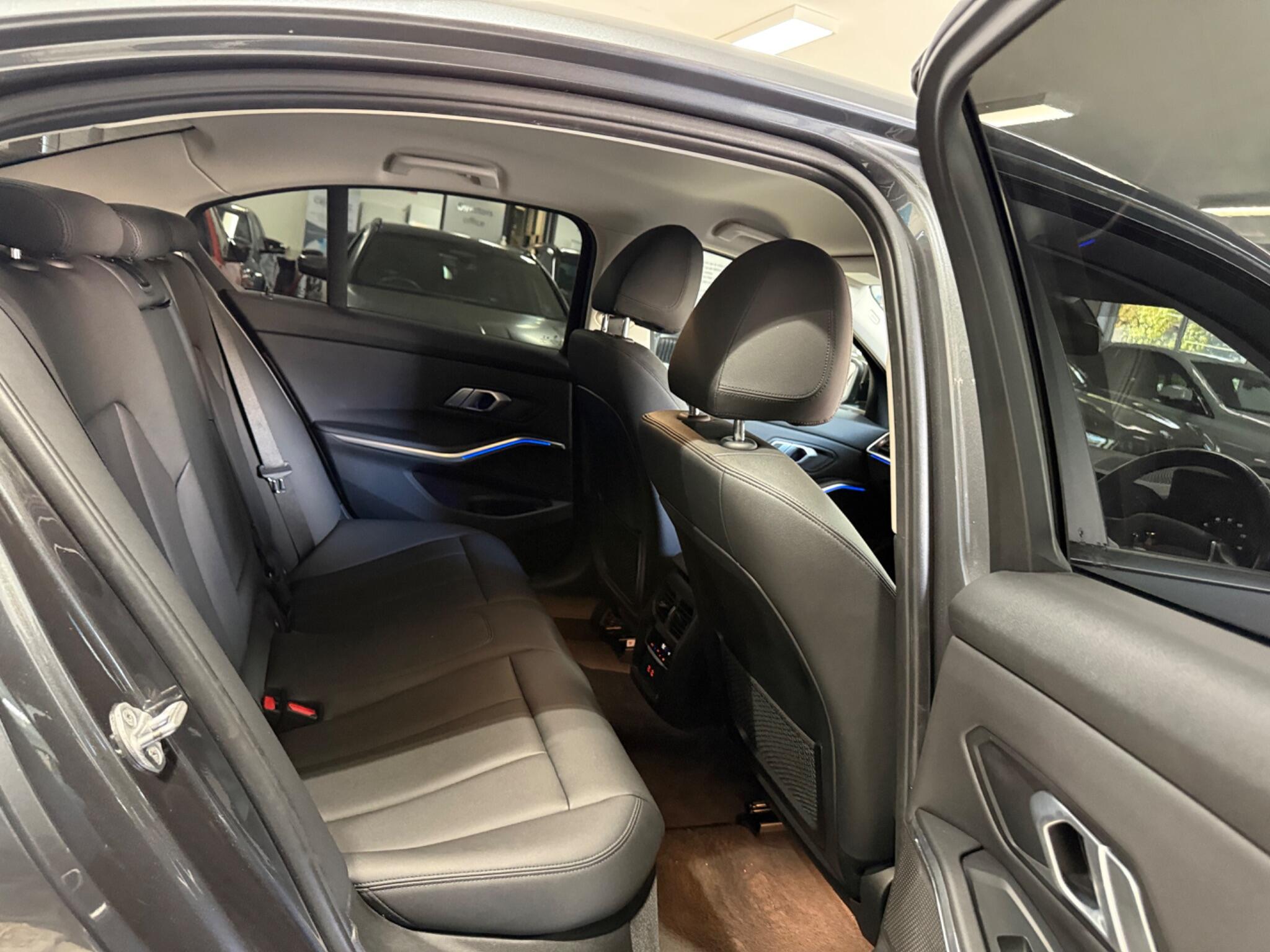 BMW 3 Series view 25