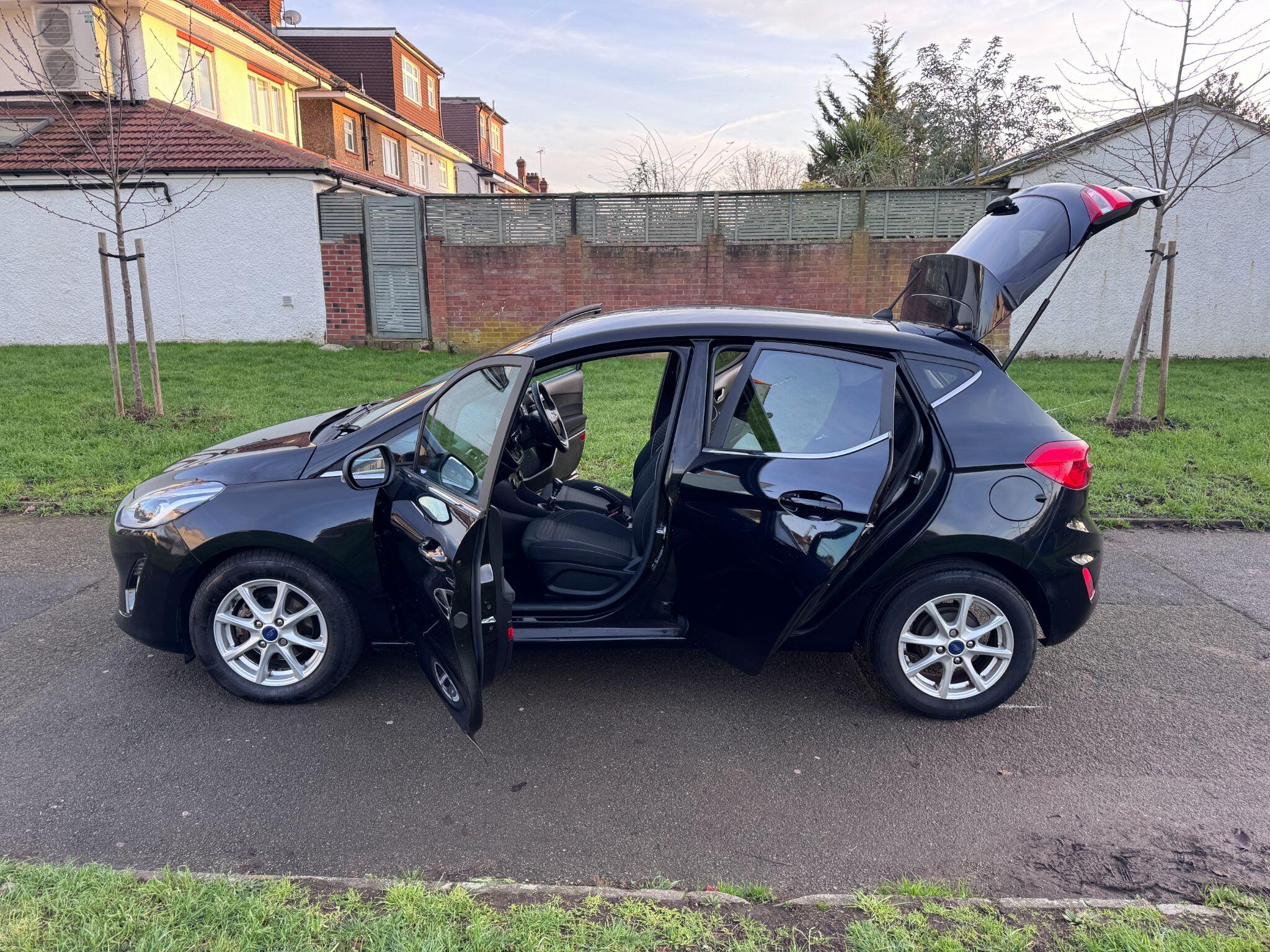 2017 Ford Fiesta image 28