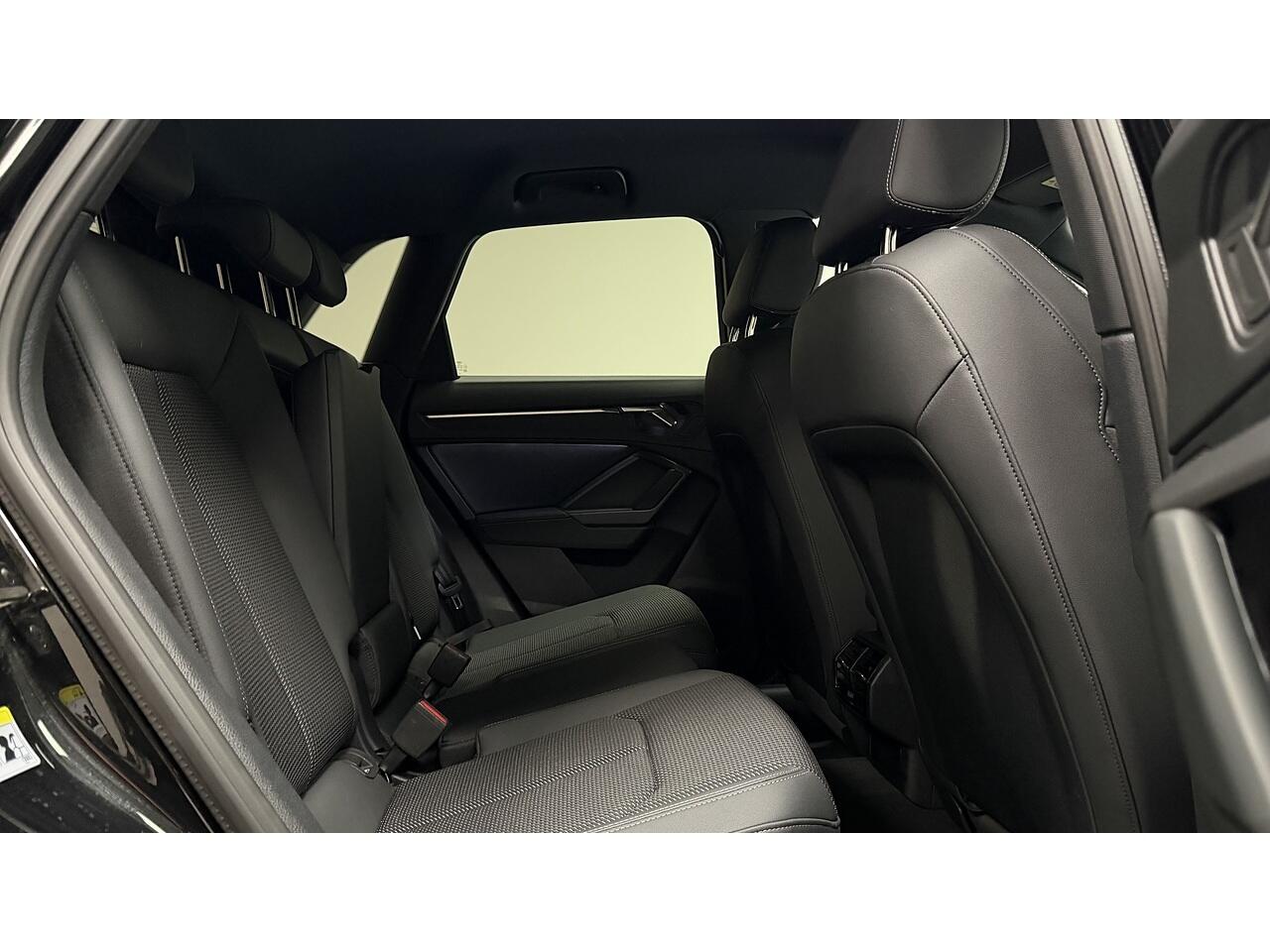 Audi Q3 view 15