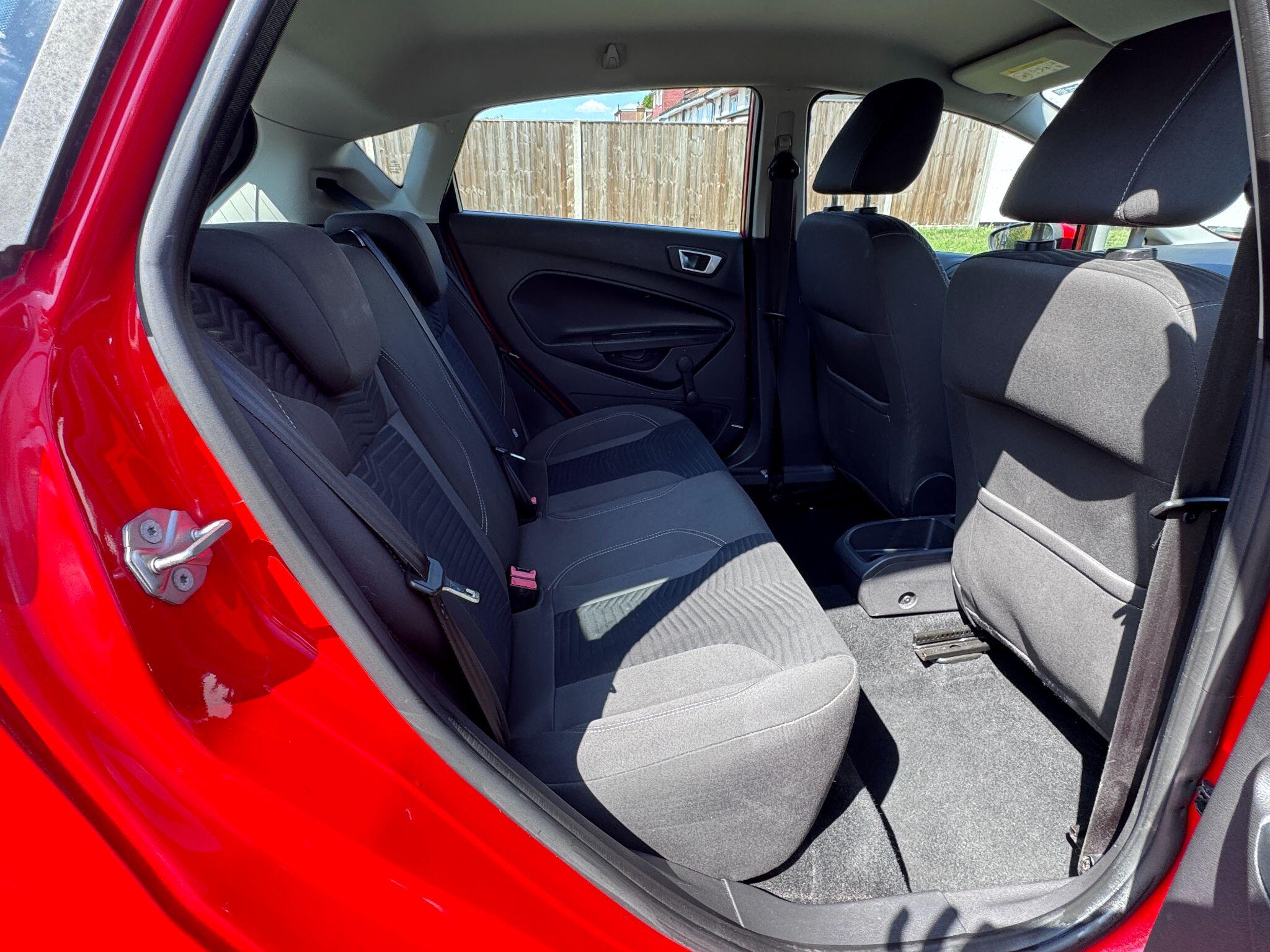 2015 Ford Fiesta image 19