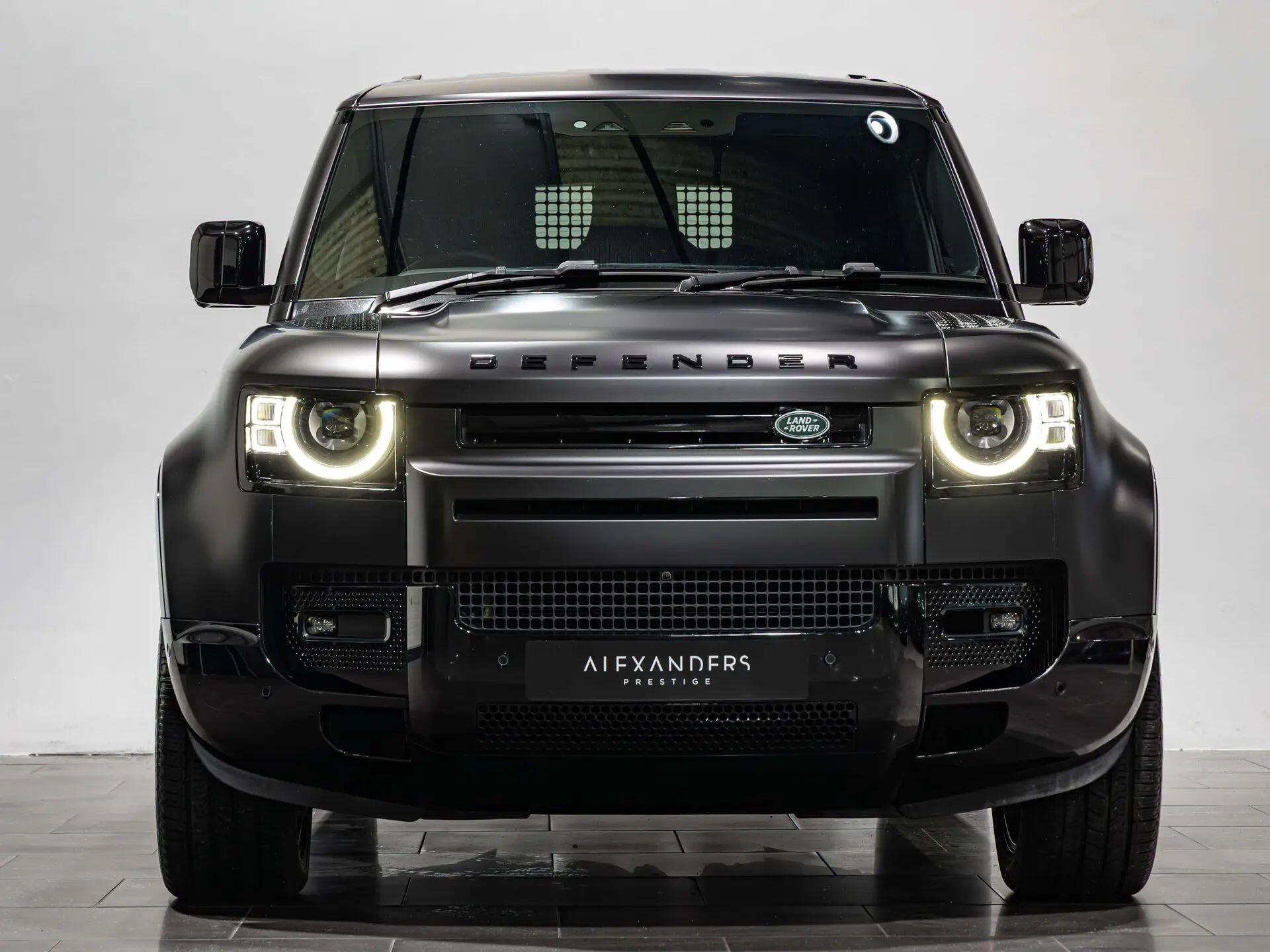 Land Rover Defender 110 view 10