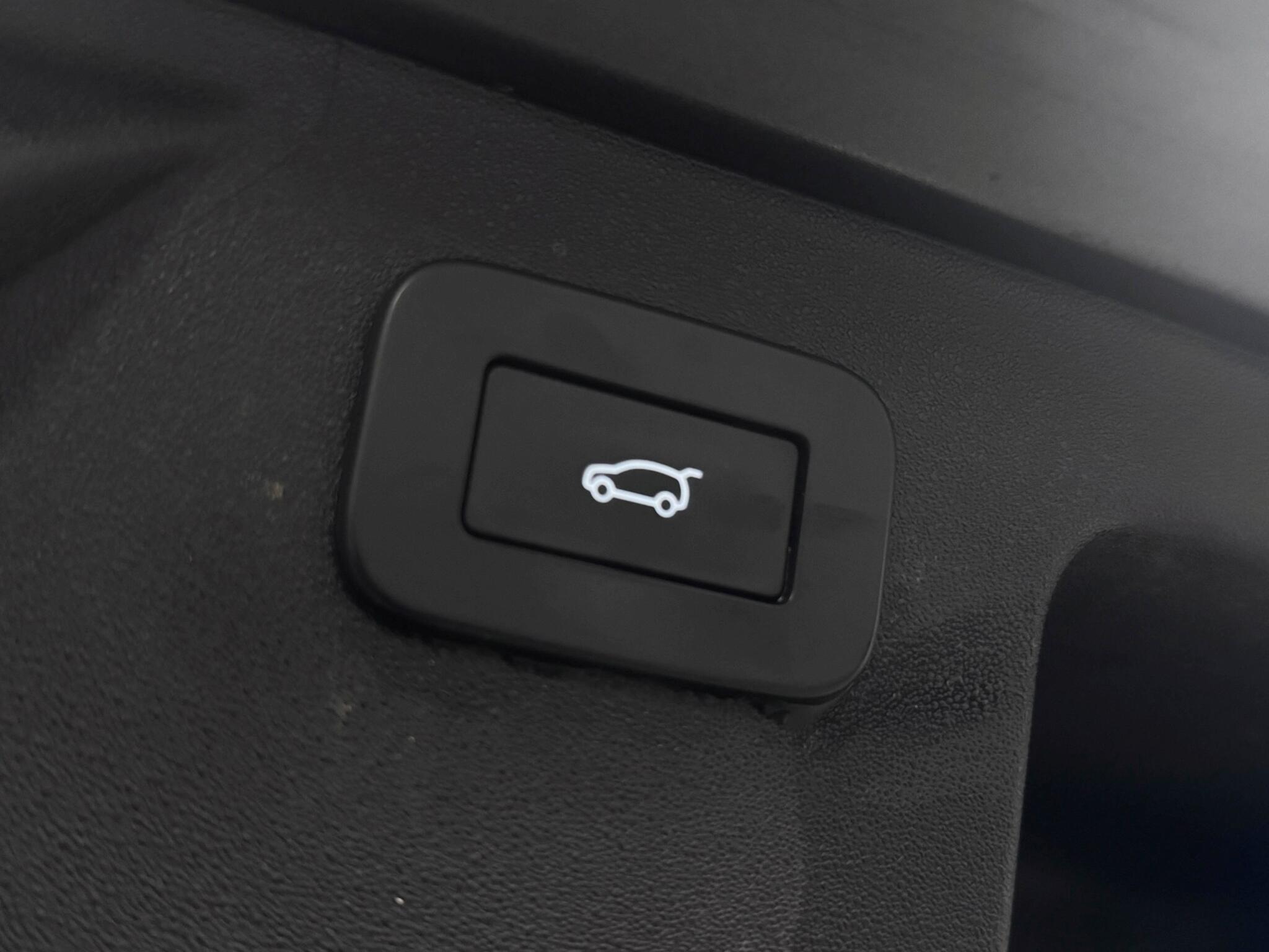 Land Rover Discovery Sport view 8