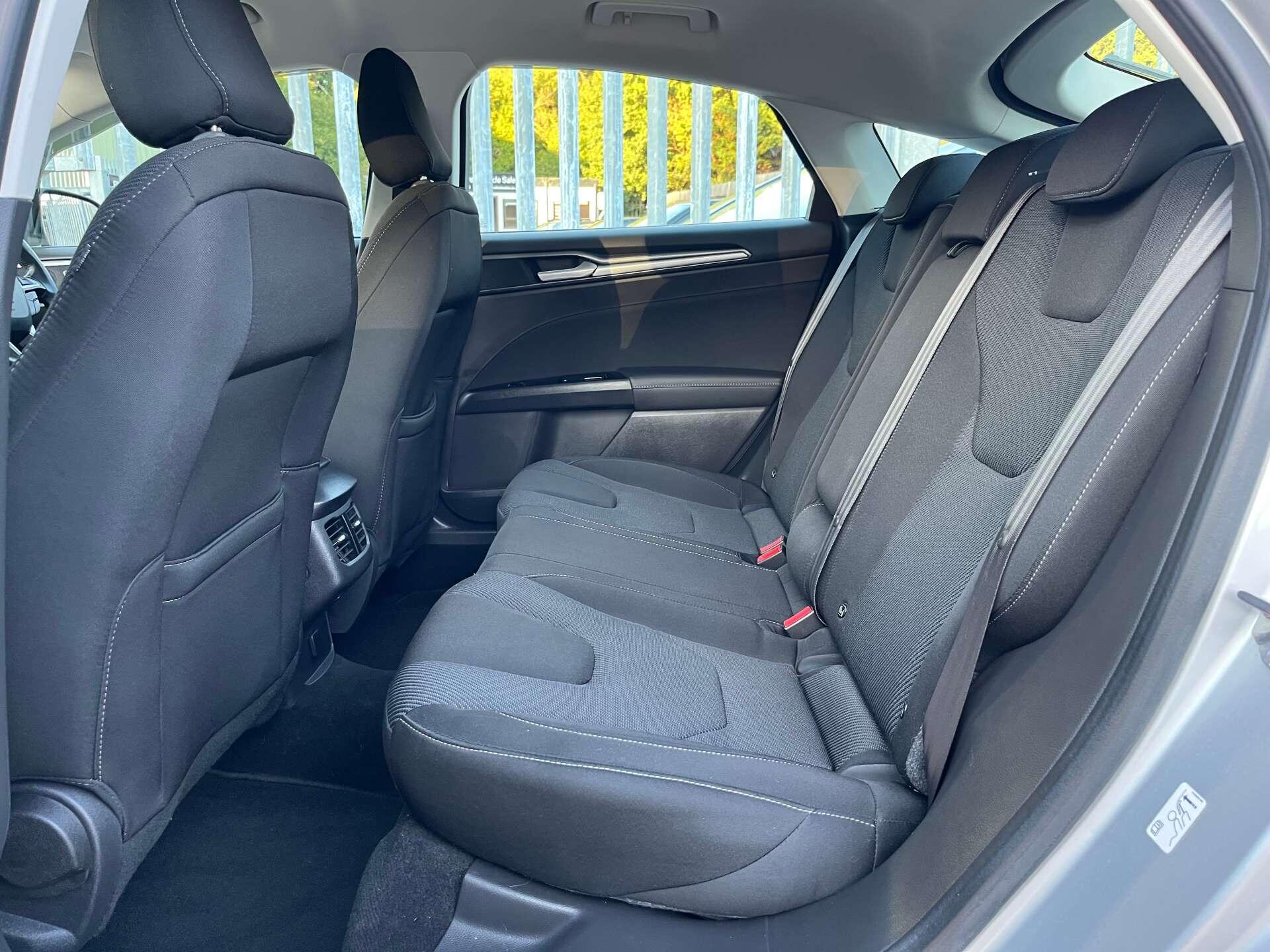 Ford Mondeo view 57