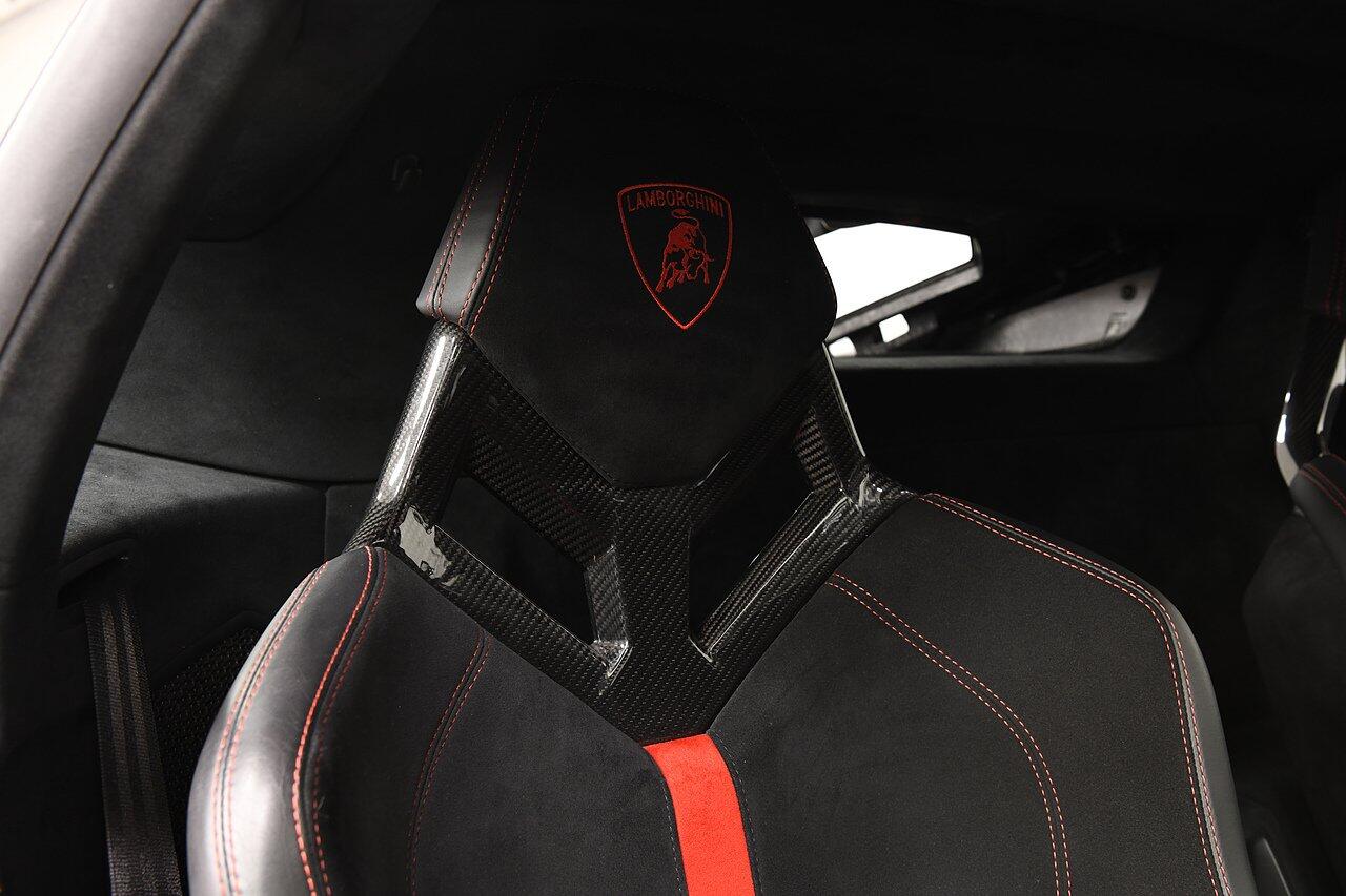 Lamborghini Huracan view 9