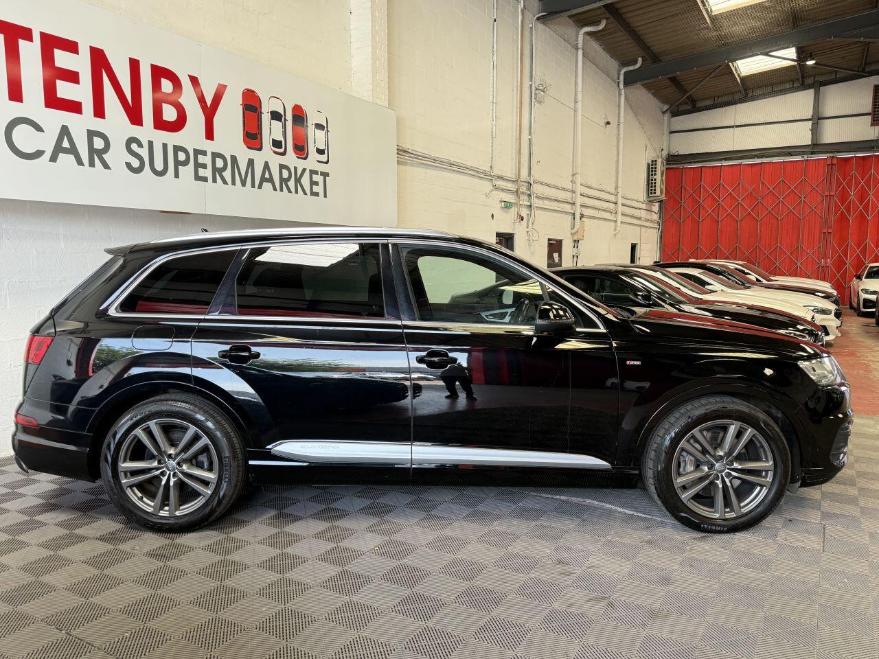 Audi Q7 view 11