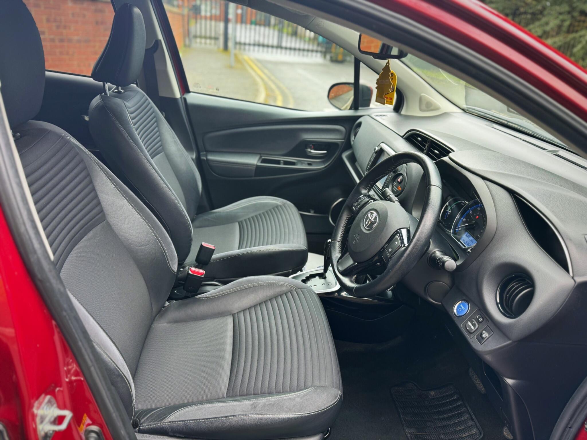 2017 Toyota Yaris 1.5 VVT-h Excel E-CVT Euro 6 (s/s) 5dr (15in Alloy) image 33