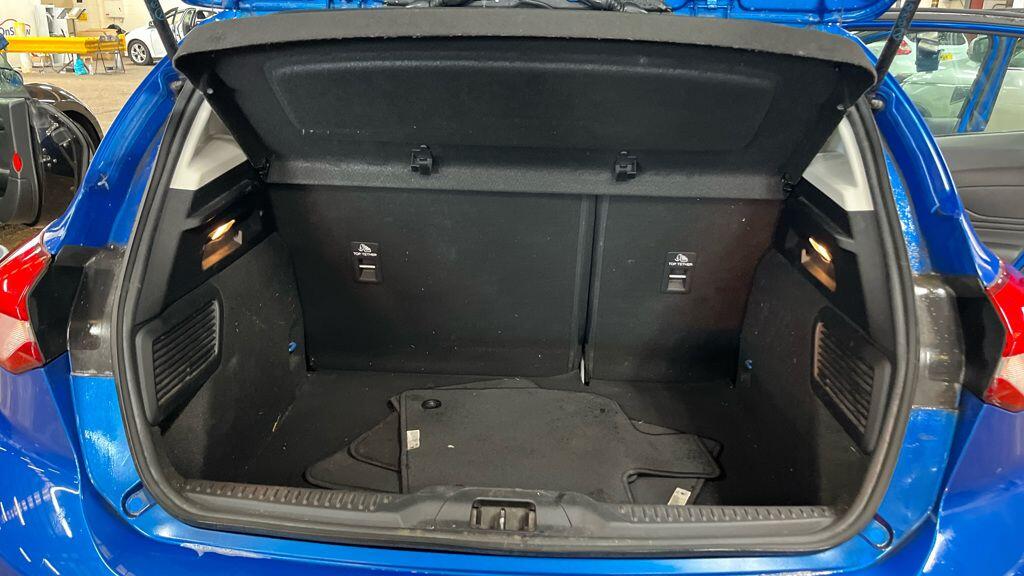 Ford Focus view 13