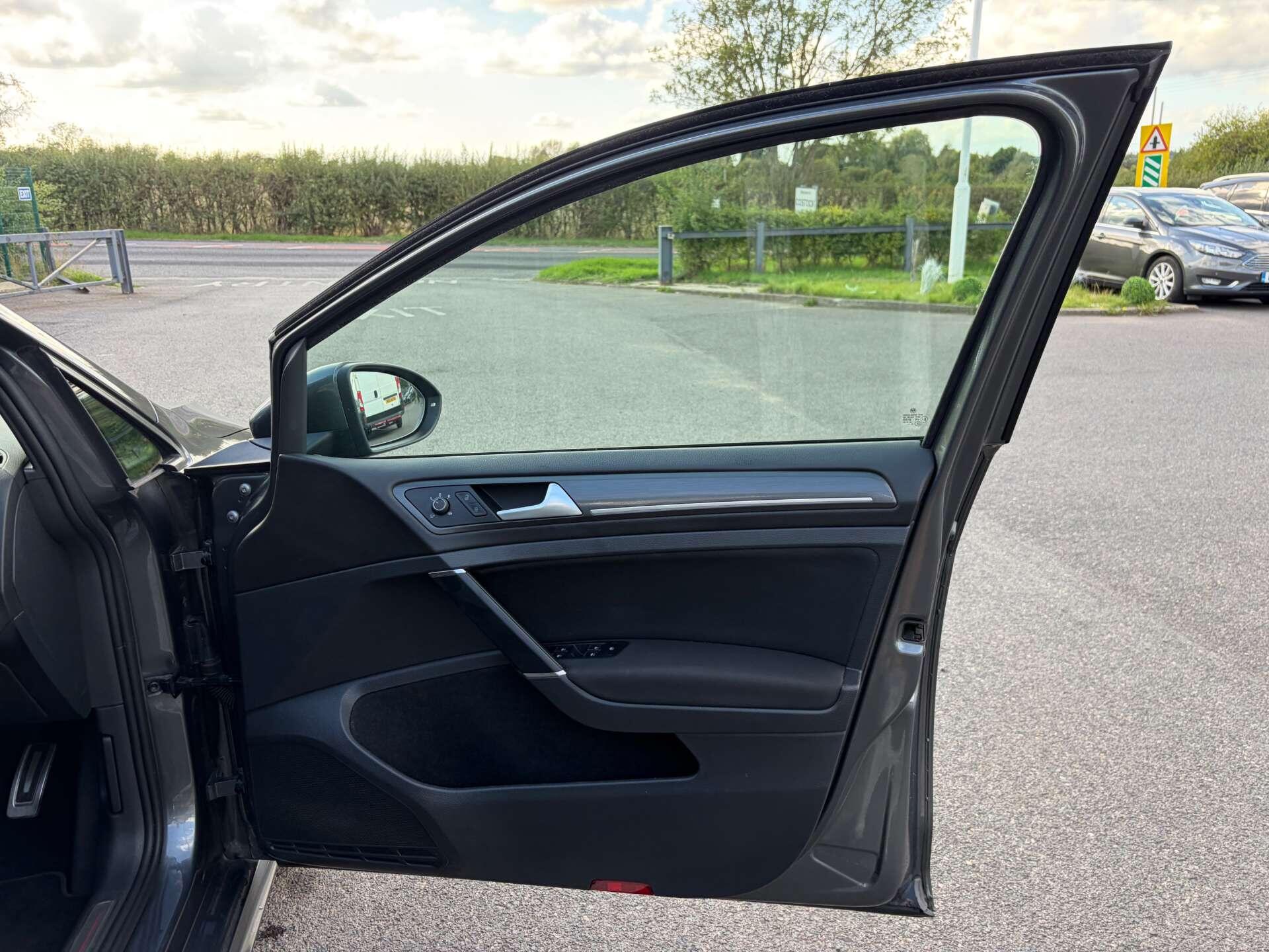 Volkswagen Golf view 34
