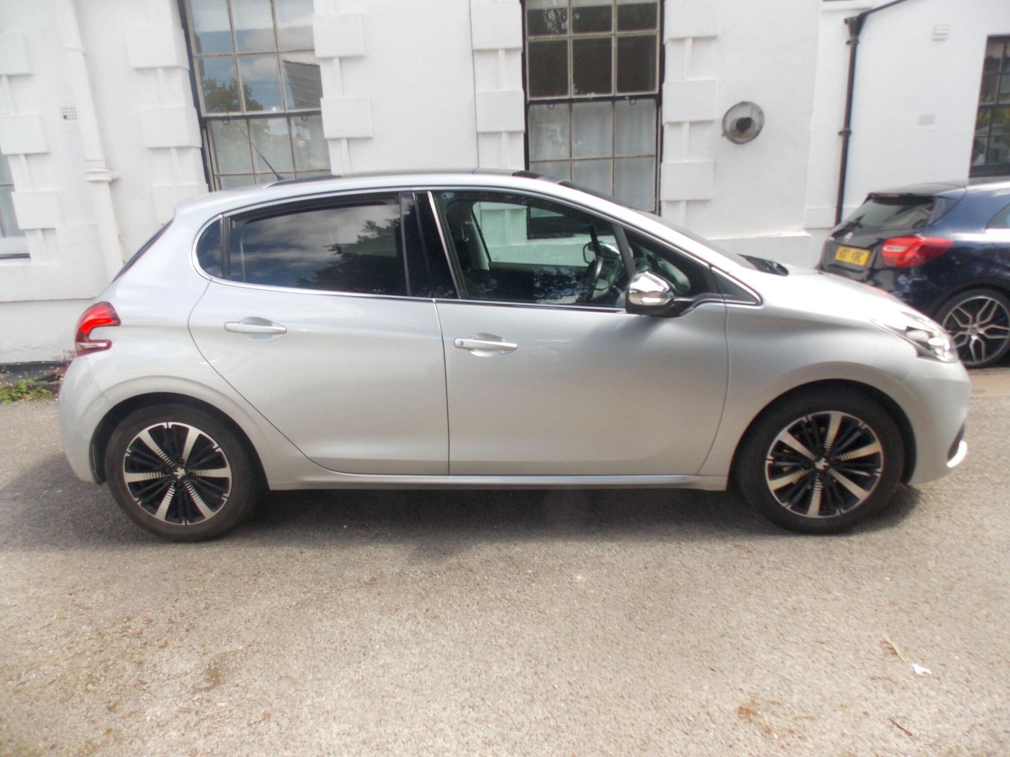 Peugeot 208 view 2